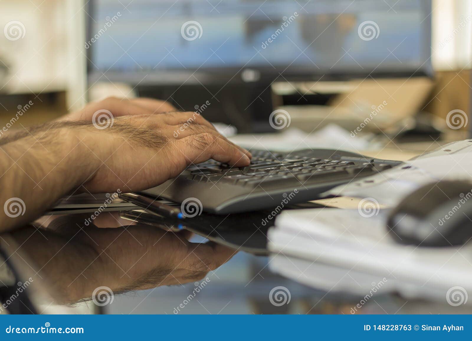 Eine Mann Schreibenbluetooth Tastatur. Nicht mehr Leute benutzen handwrite nicht zur Kommunikation oder nehmen eine Kenntnis