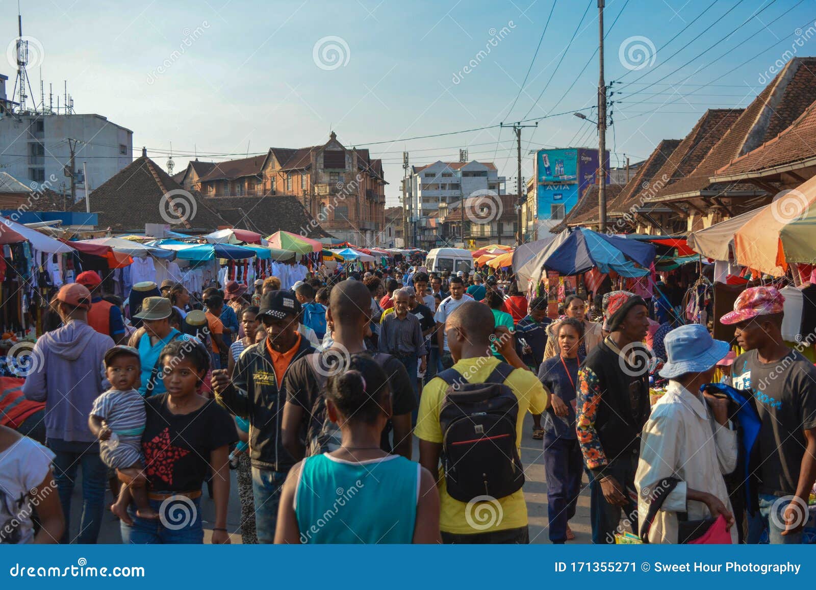 Eine Menge Von Menschen In Afrika Im Markt Von Antananarivo Strasse Voll Von Fussgangern Und Strassenhandlern Redaktionelles Foto Bild Von Markt Voll