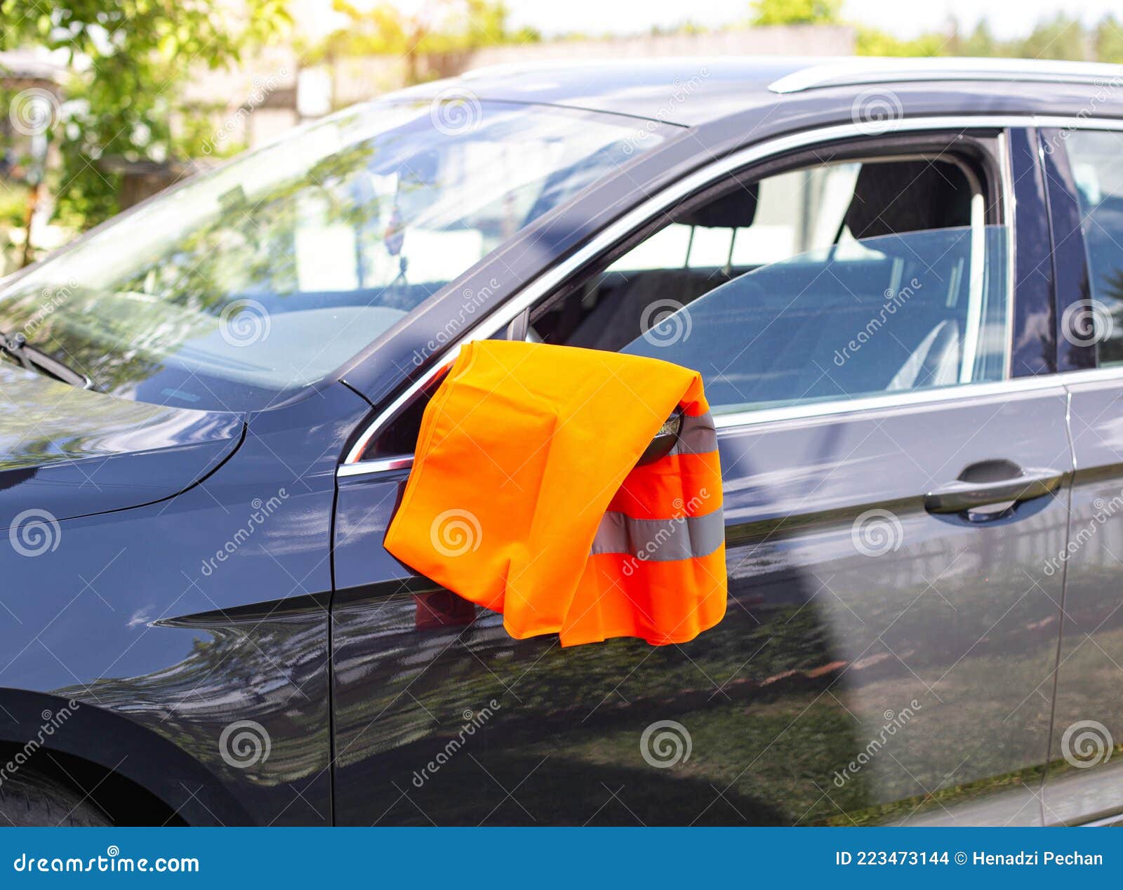 Eine Orangefarbene Warnweste Hängt am Spiegel Eines Personenkraftwagens.  Pannenhilfe Stockfoto - Bild von gebrochen, ausfall: 223473144