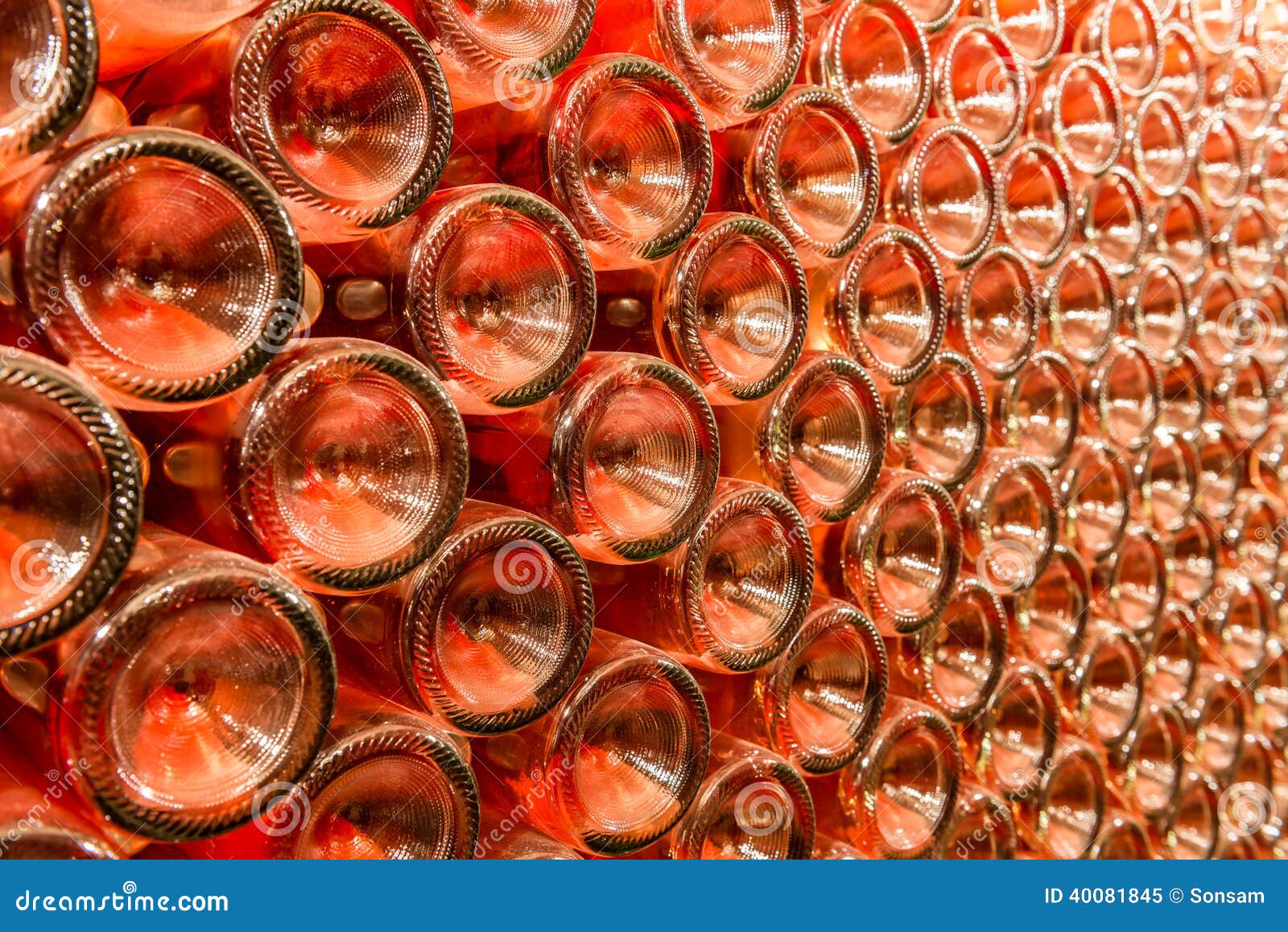 Eine Reihe von Sektflaschen - Weinkeller. Flaschen Wein auf Lager in einem Weinkeller.