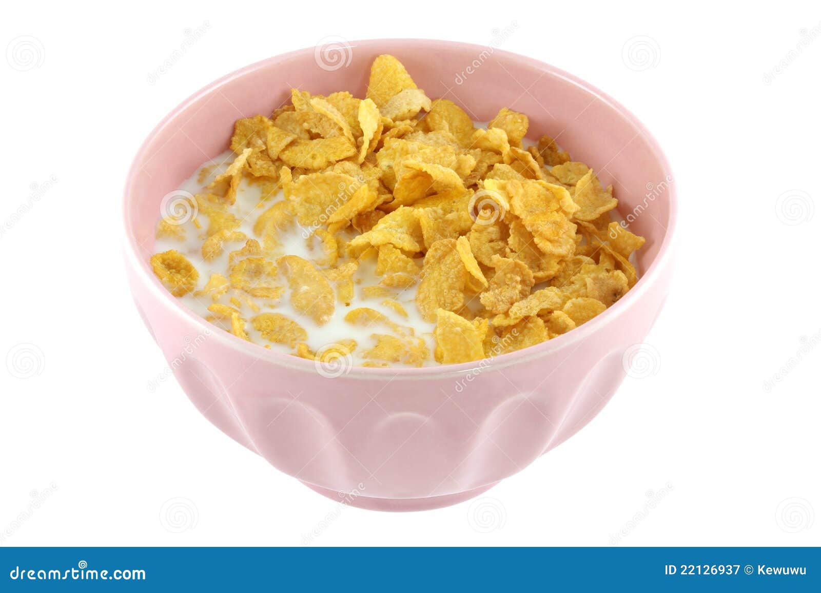 Eine rosafarbene Schüssel Getreide, Corn Flakes und frische Milch. Eine rosafarbene Schüssel Getreide, Corn Flakes und frische leicht fetthaltige Milch getrennt auf weißem Hintergrund