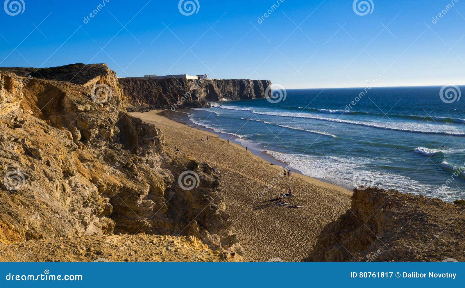 Eine schöne Ansicht von der Klippe auf dem Strand mit den Wellen zu surfen. Surferstrand Praia tun Tonel - Sagres in Portugal Absolut schöne Ansicht von der Klippe zu einen anderen Klippen