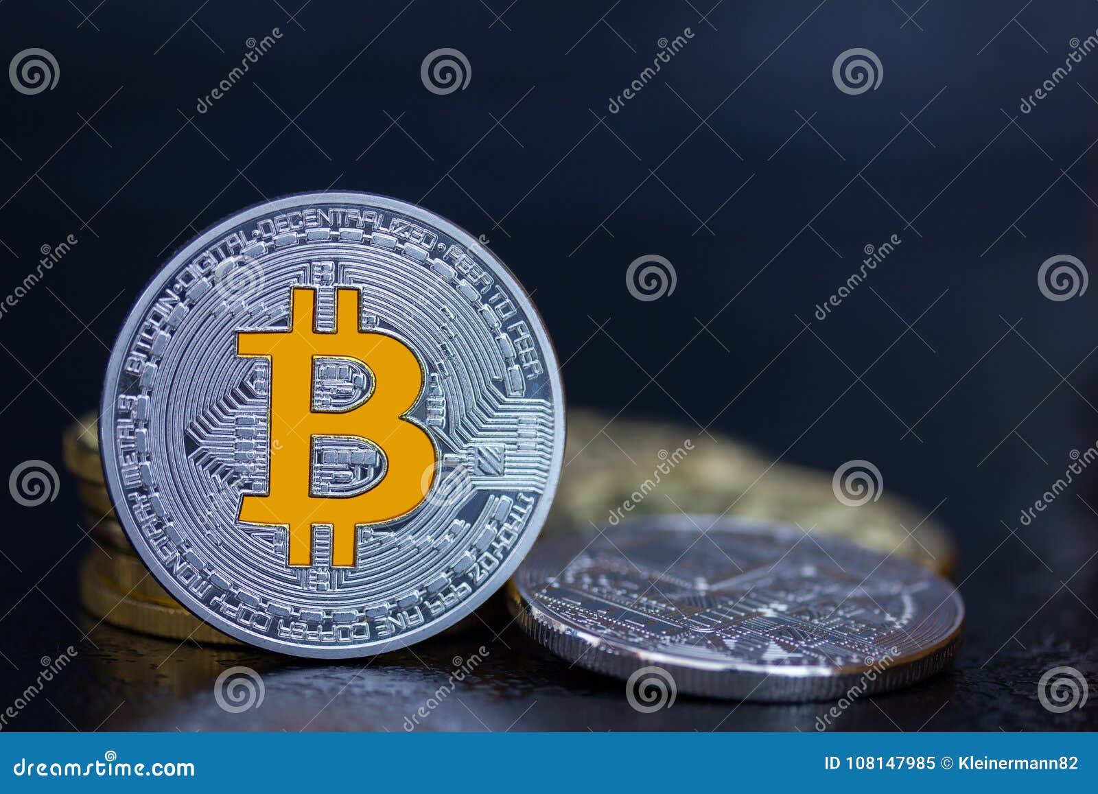 Eine Silberne Bitcoin-Münze Mit Goldenem B Stockbild - Bild von bewegung,  digital: 108147985