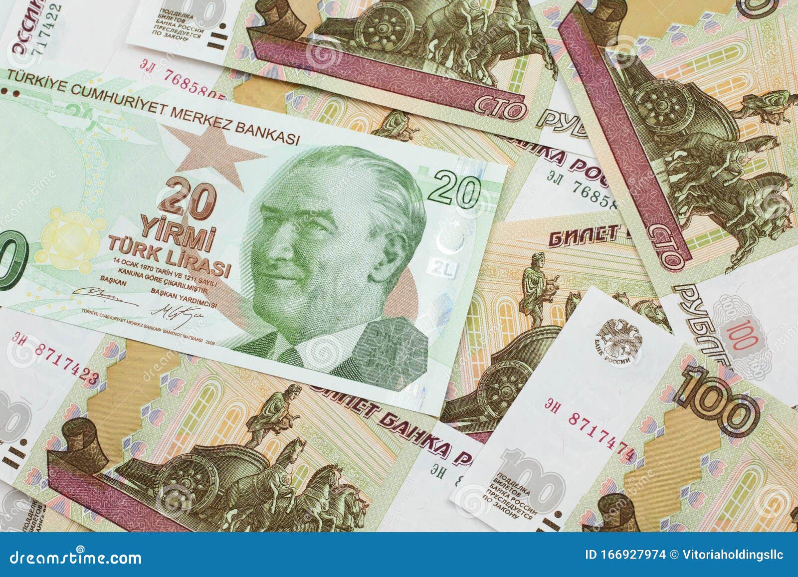 Eine Turkische Lira Banknote Auf Einem Hintergrund Russischer Einhundert Rubel Scheine Stockfoto Bild Von Turkische Einhundert