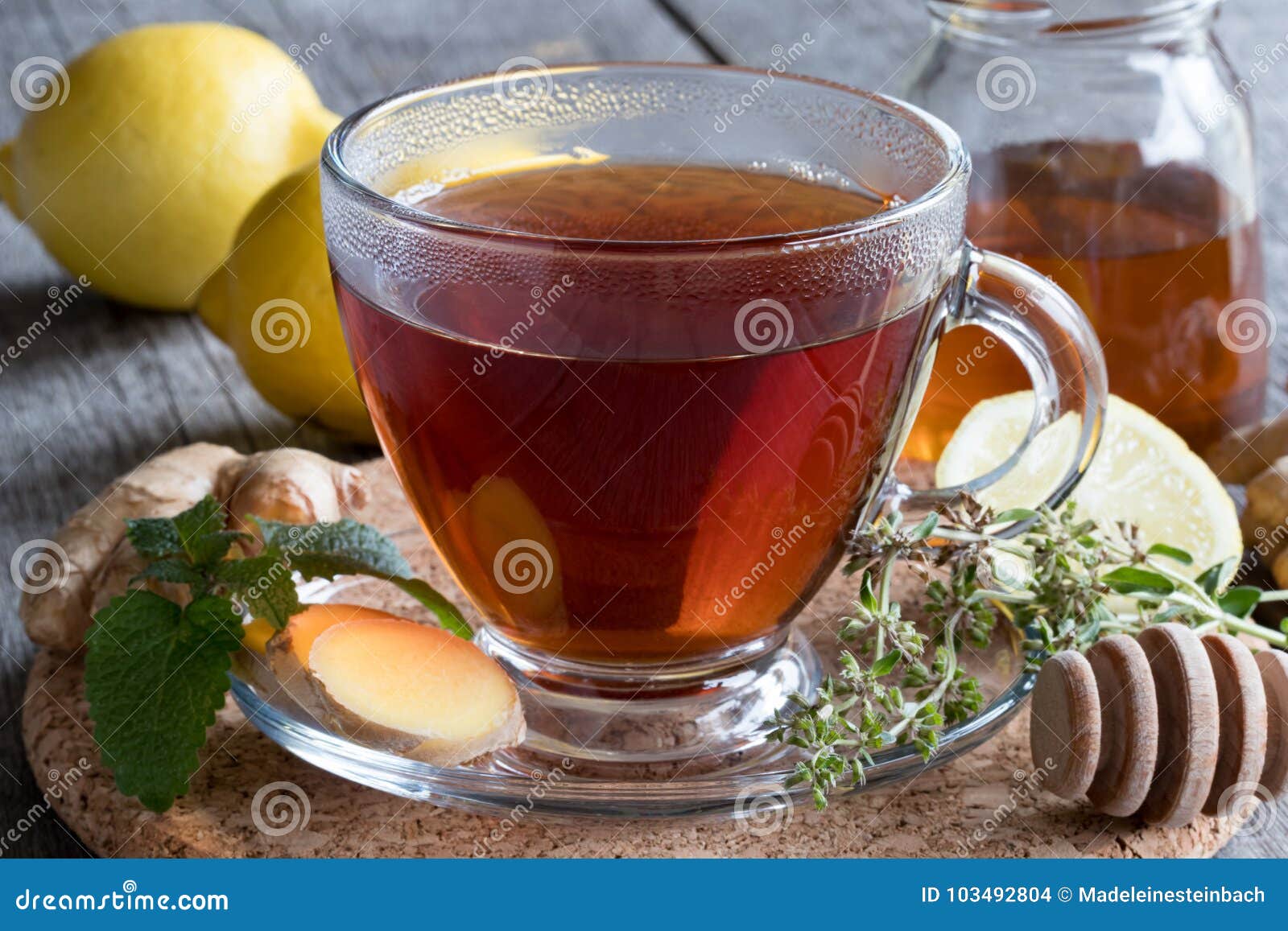 Eine Tasse Tee Mit Ingwer, Zitrone Und Honig Stockfoto - Bild von ...