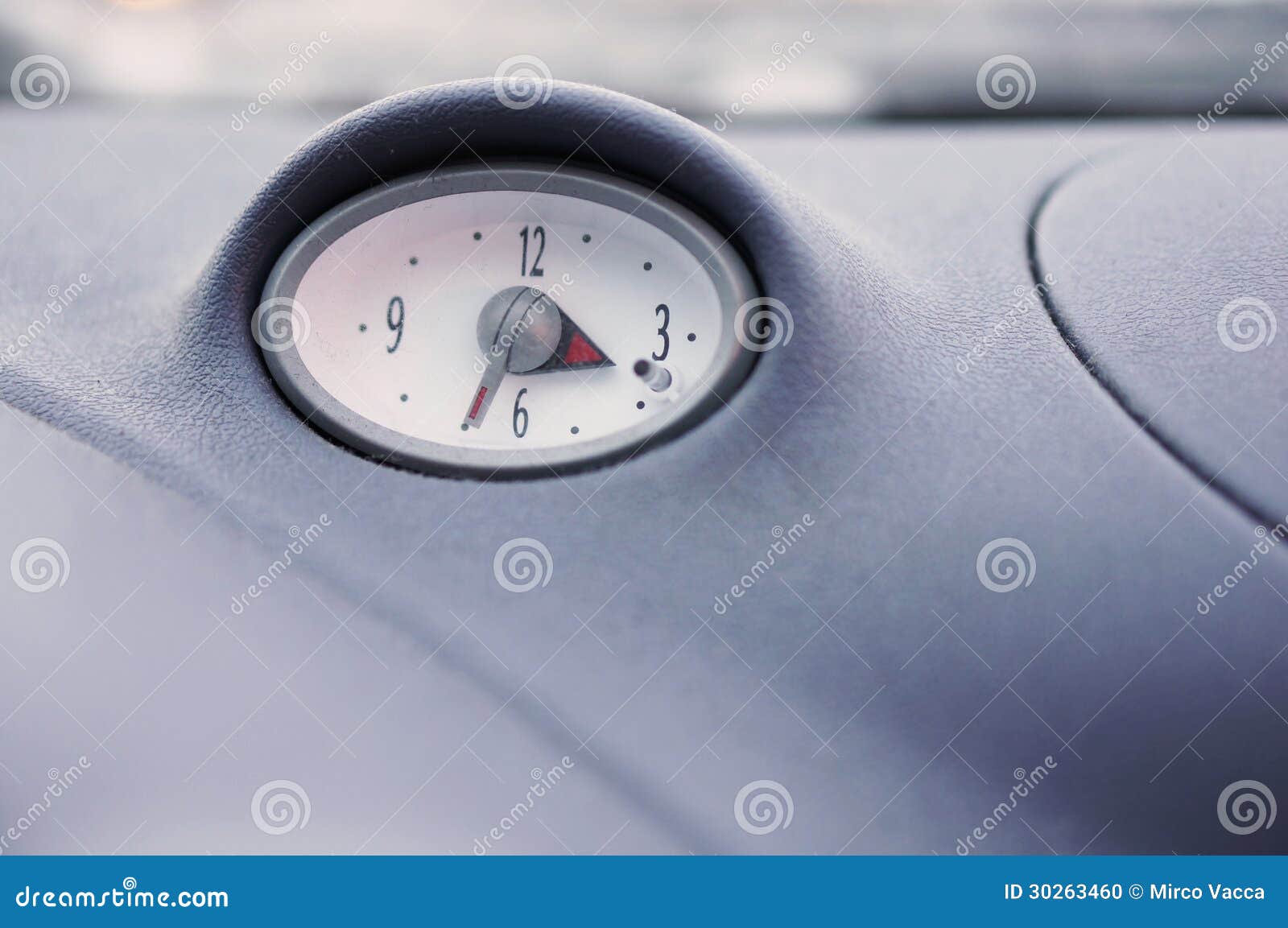 https://thumbs.dreamstime.com/z/eine-uhr-auf-dem-armaturenbrett-eines-autos-30263460.jpg