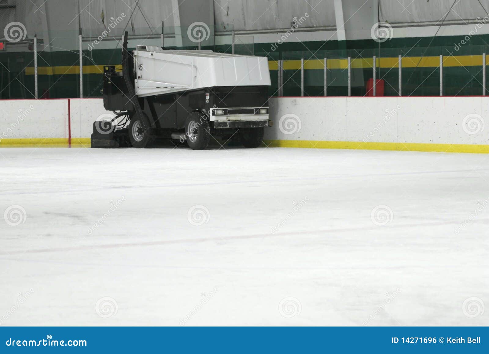 Eine Zamboni EisMaschine stockfoto. Bild von stahl, kalt 14271696
