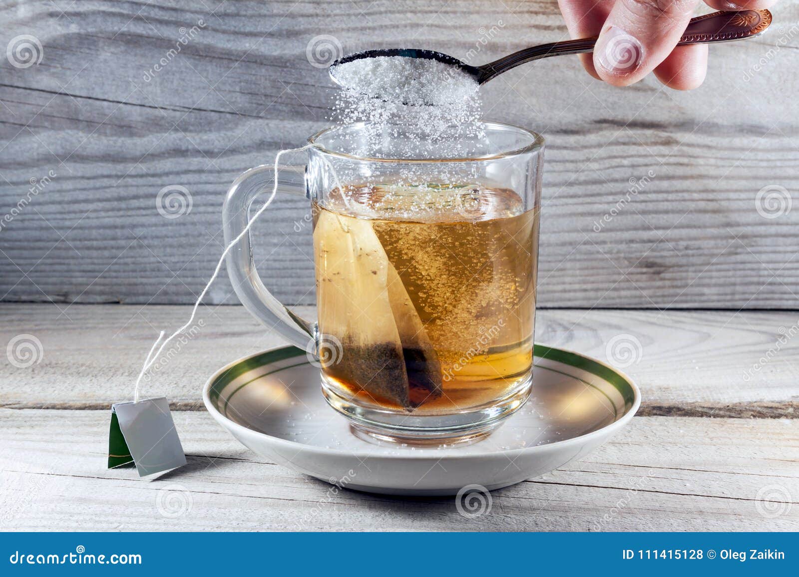 Почему в горячем чае кусочек сахара. Растворение сахара в чае. Растворение сахара в чаечб. Чайный пакетик в стакане. Чай с сахаром.