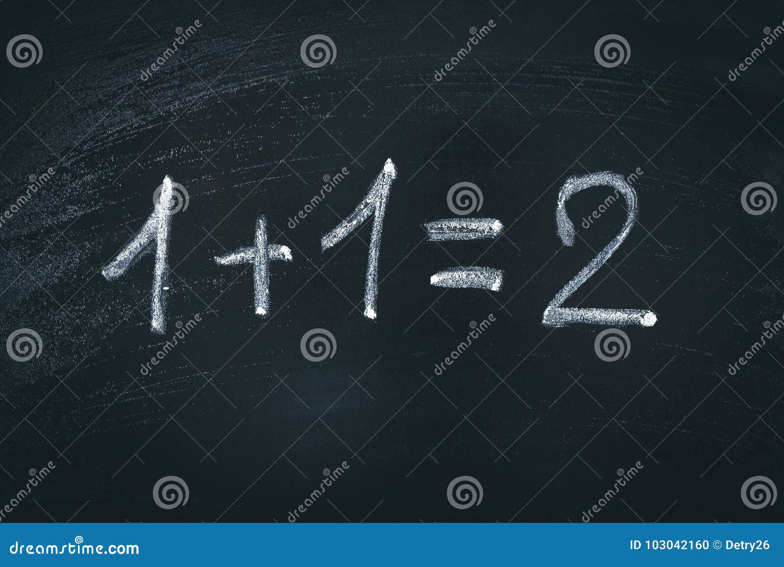 Einfache Gleichung Mathe Auf Kreidebrett Ein Plus Ein Entspricht Zwei Stockfoto Bild Von Falsch Tafel 103042160