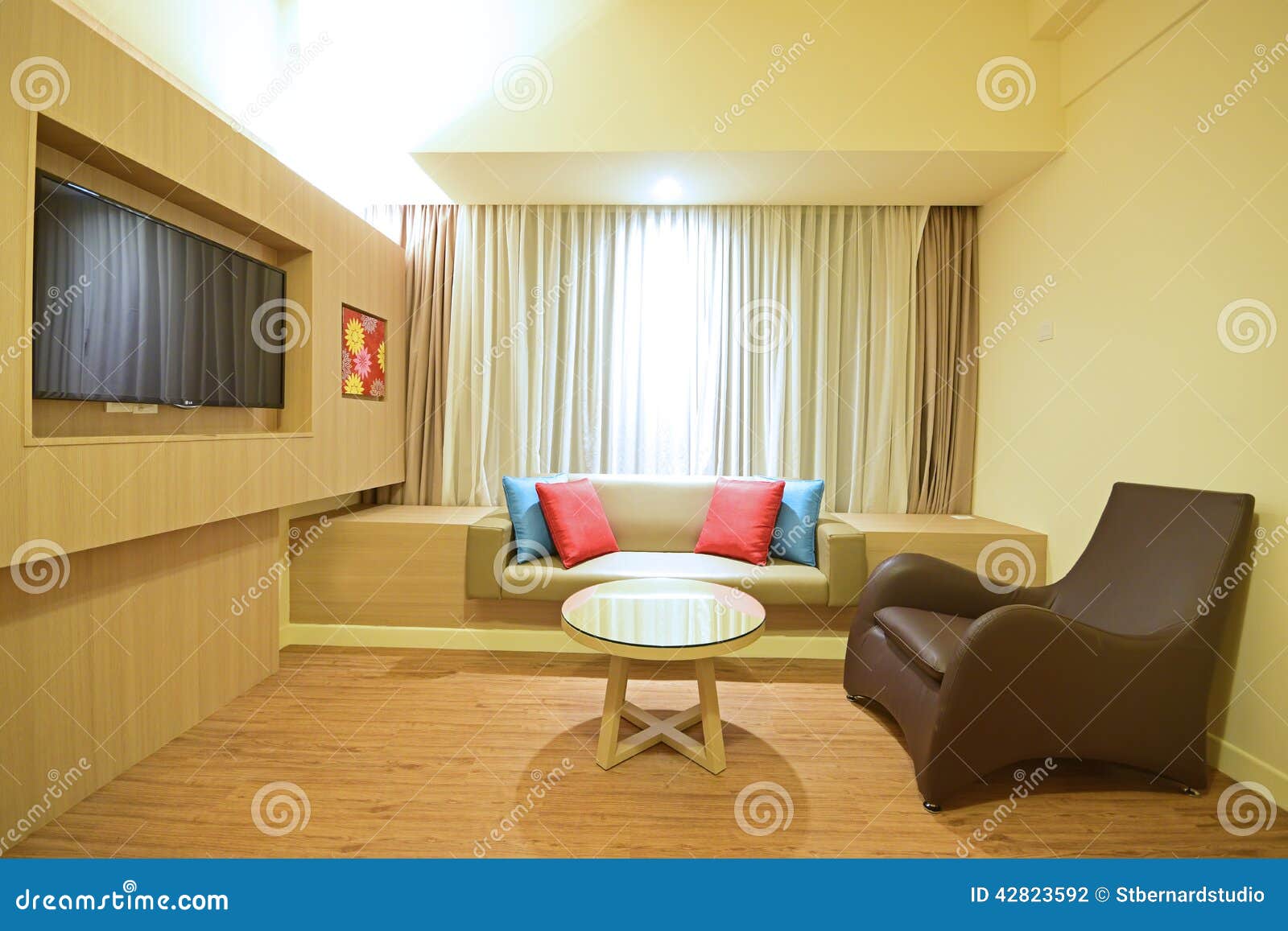 Einfaches Und Nettes Wohnzimmer Stockfoto Bild Von Unterhaltung Familie 42823592