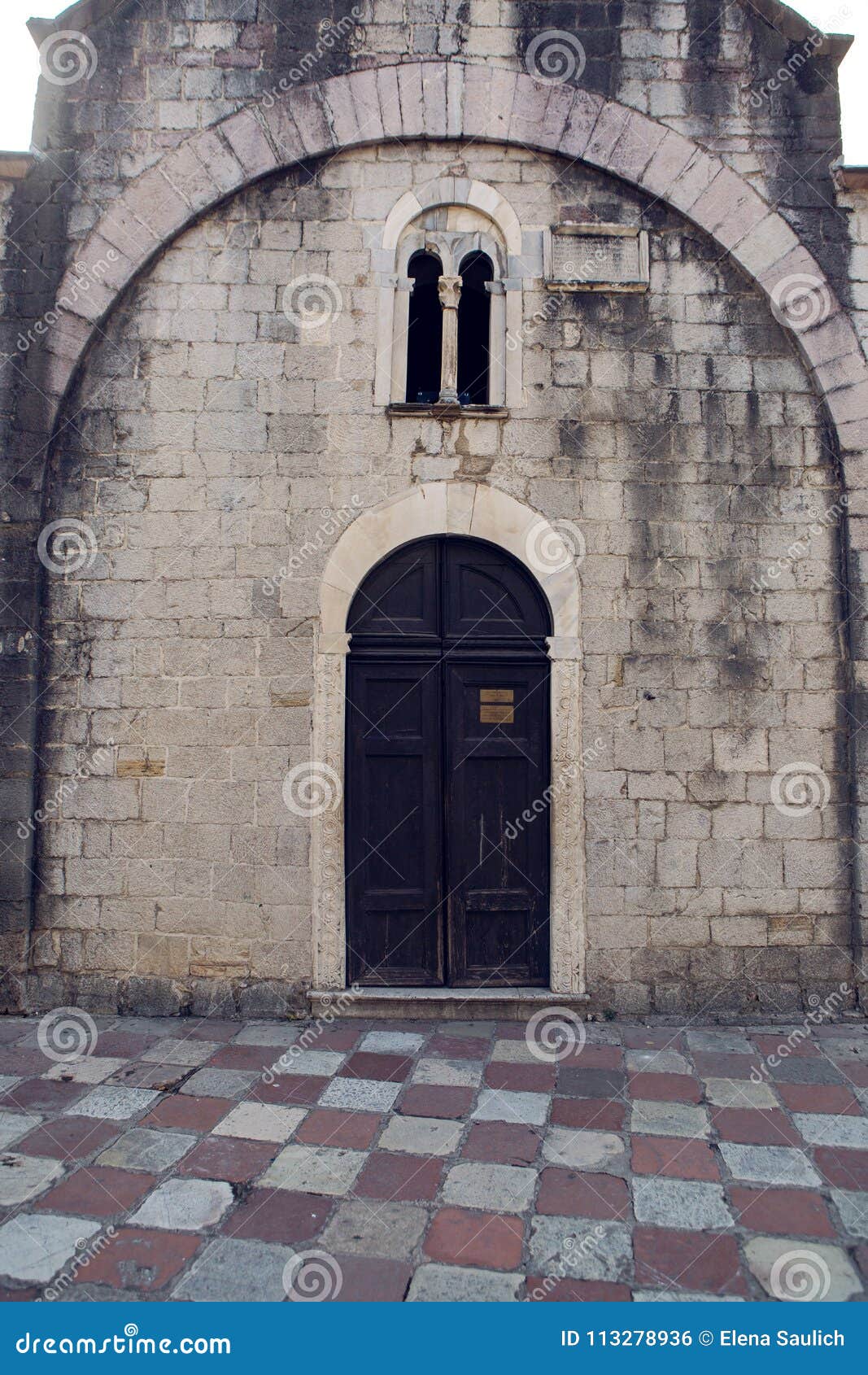 Eingang zur alten Steinkirche in der Hafenstadt im Herbst. Kotor, Montenegro - 26. September: Eingang zum alten Stein von St. Luke Church in der Hafenstadt im Herbst am europäischen Tag von Sprachen am 26. September 2017