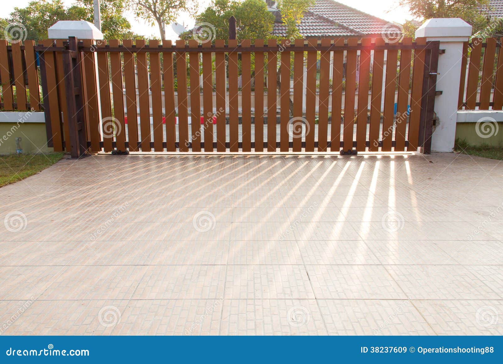 Eingangstor stockbild. Bild von eigenschaft, yard, wand - 38237609