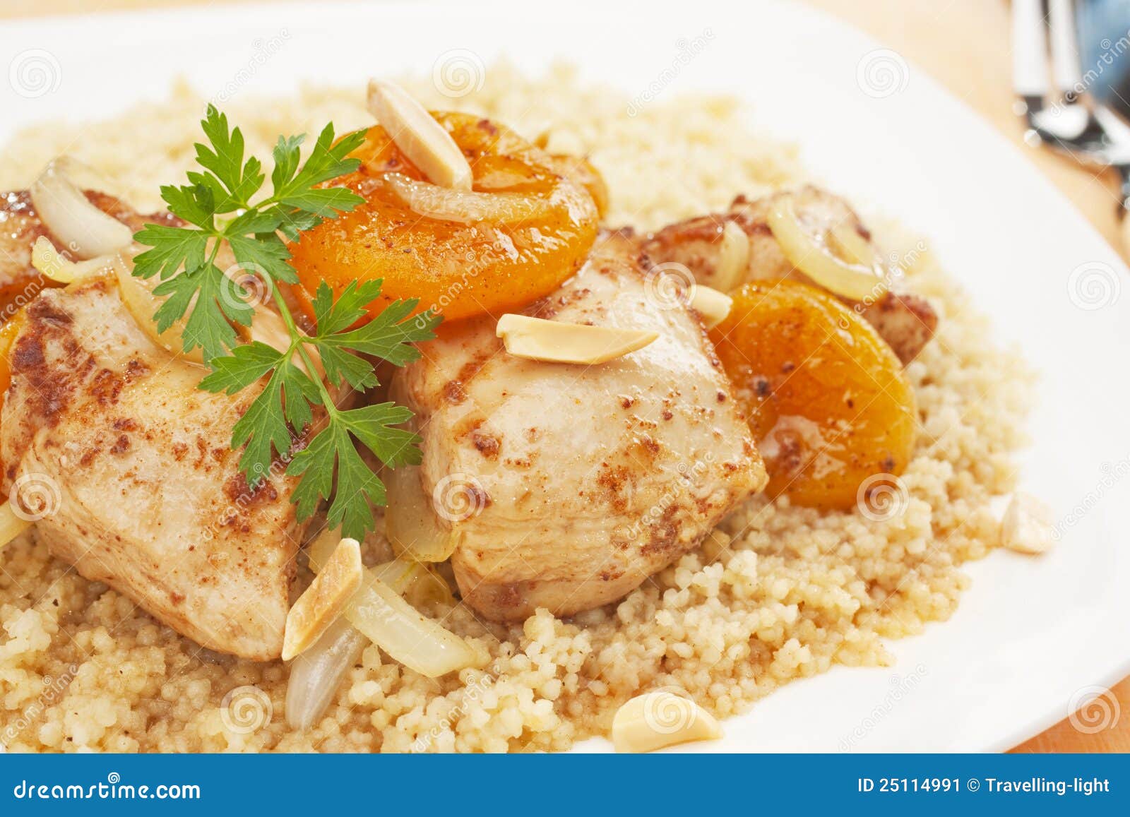 EintopfgerichtHuhnAprikose Tagine Mit Couscous Stockbild Bild von