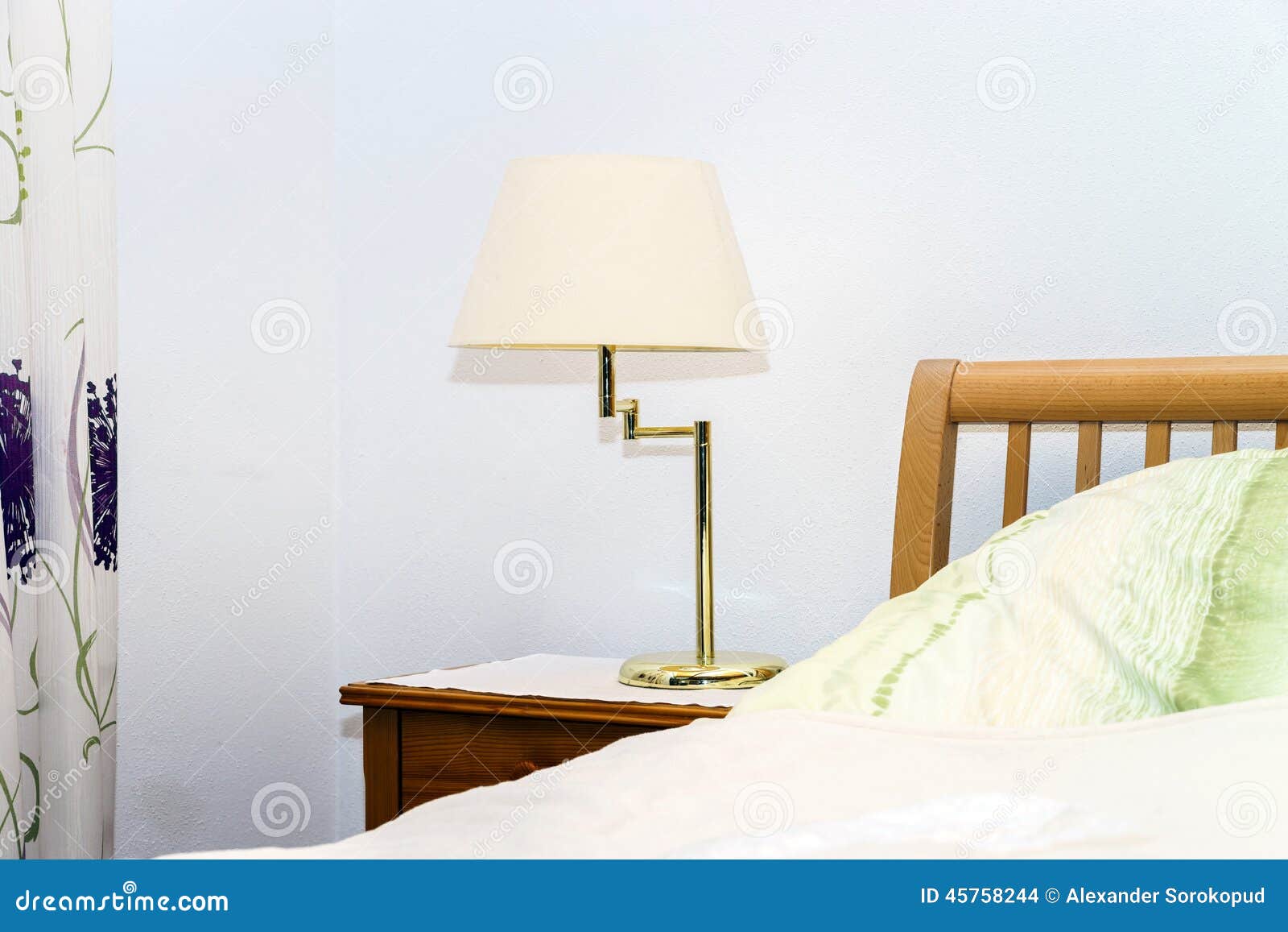 Einzelne Nachtlampe Im Schlafzimmer Stockfoto - Bild von bett ... Einzelne Nachtlampe Im Schlafzimmer Stockfoto - Bild von bett ...