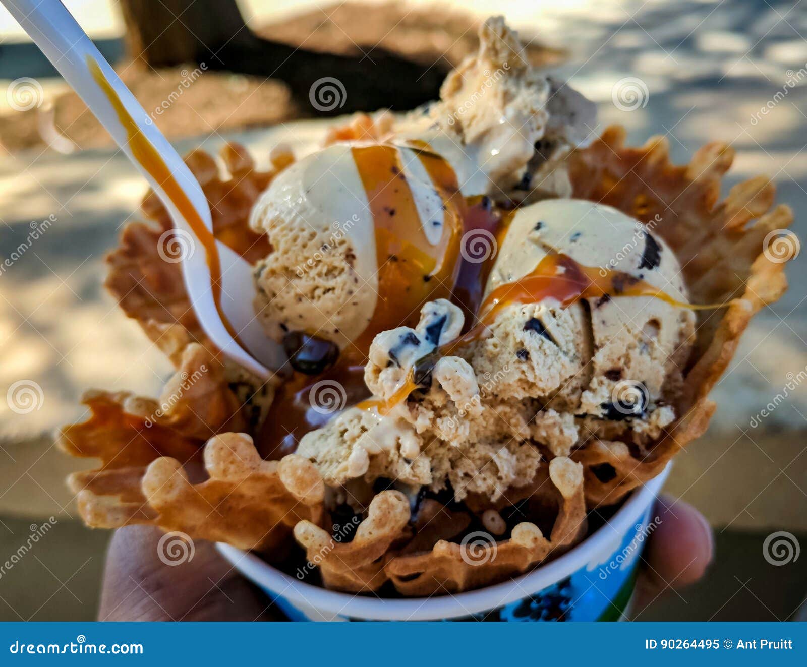 Eiscremebecher-Eiscreme Und Karamell Stockbild - Bild von nachtisch ... Eiscremebecher-Eiscreme Und Karamell Stockbild - Bild von nachtisch ...