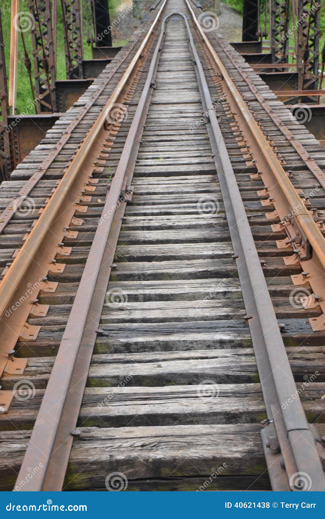 Eisenbahn und Brücke. Ein Bahnübergang ein Fluss auf einer Brücke