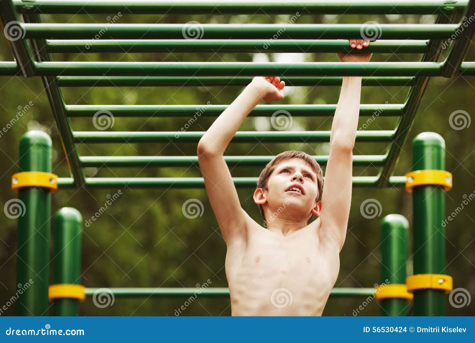 Мальчик на спортивной площадке