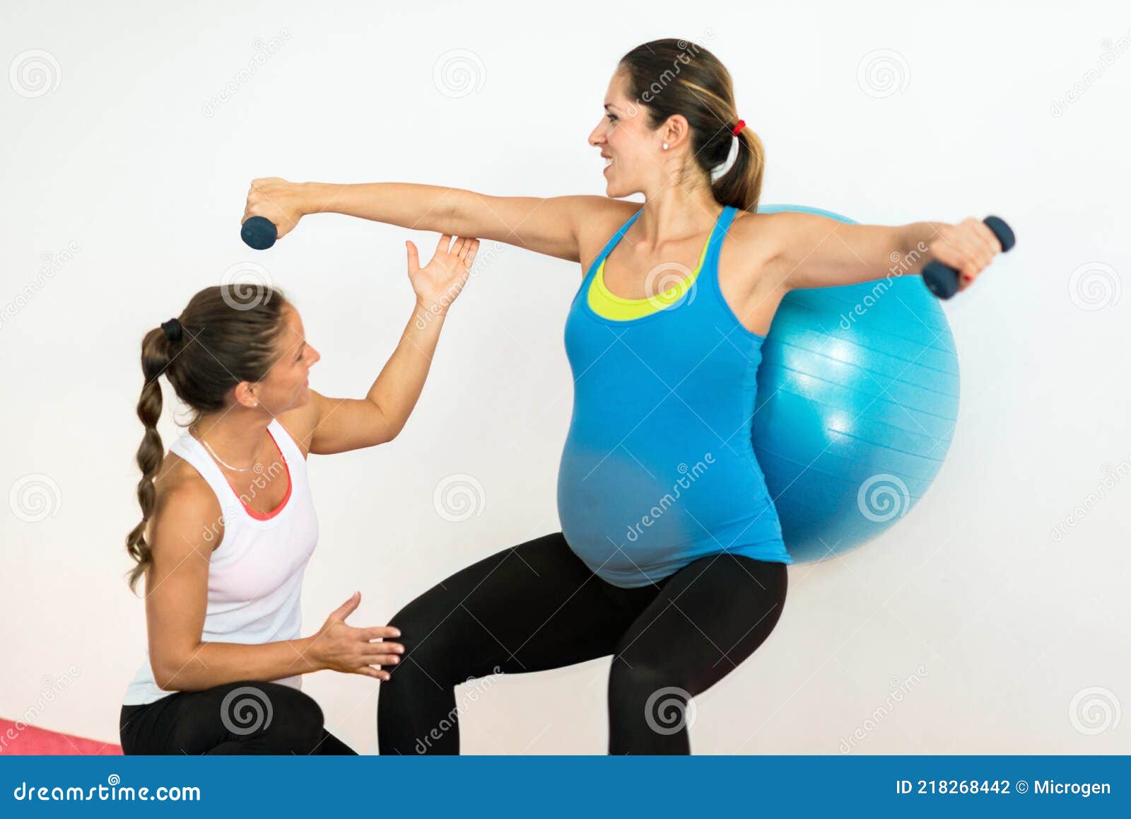 Ejercicio De Embarazo Con Pelota De Pilates Y Mancuerna Foto de archivo -  Imagen de ayuda, sano: 218268442