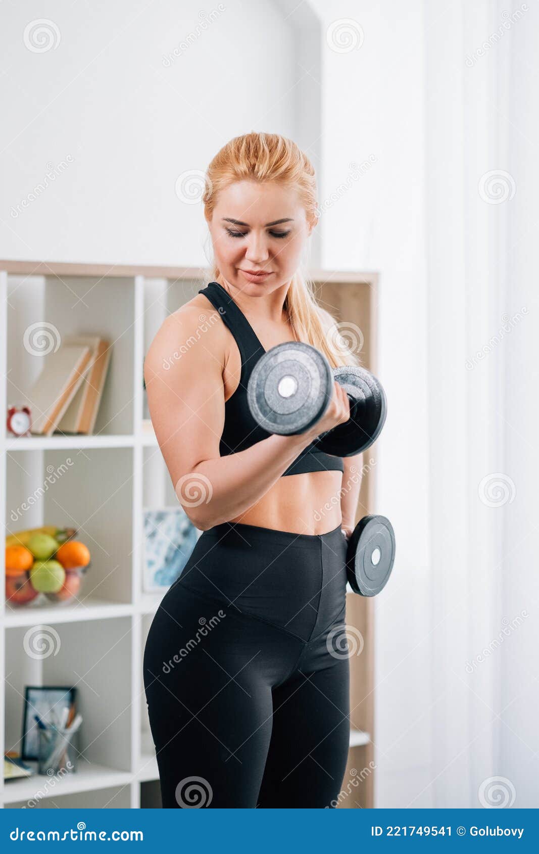 Ejercicio De Musculación Femenina Deportiva Fitness En Casa Imagen de  archivo - Imagen de hembra, deporte: 221749541