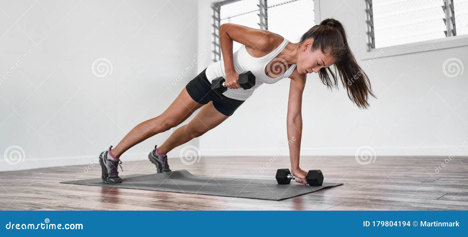 Ejercicio Físico En Casa Fila De Plántula Entrenamiento De Mujeres  Asiáticas Brazos De Entrenamiento De Ejercicios De Remo Plancha Foto de  archivo - Imagen de equilibrio, gimnasio: 179804194