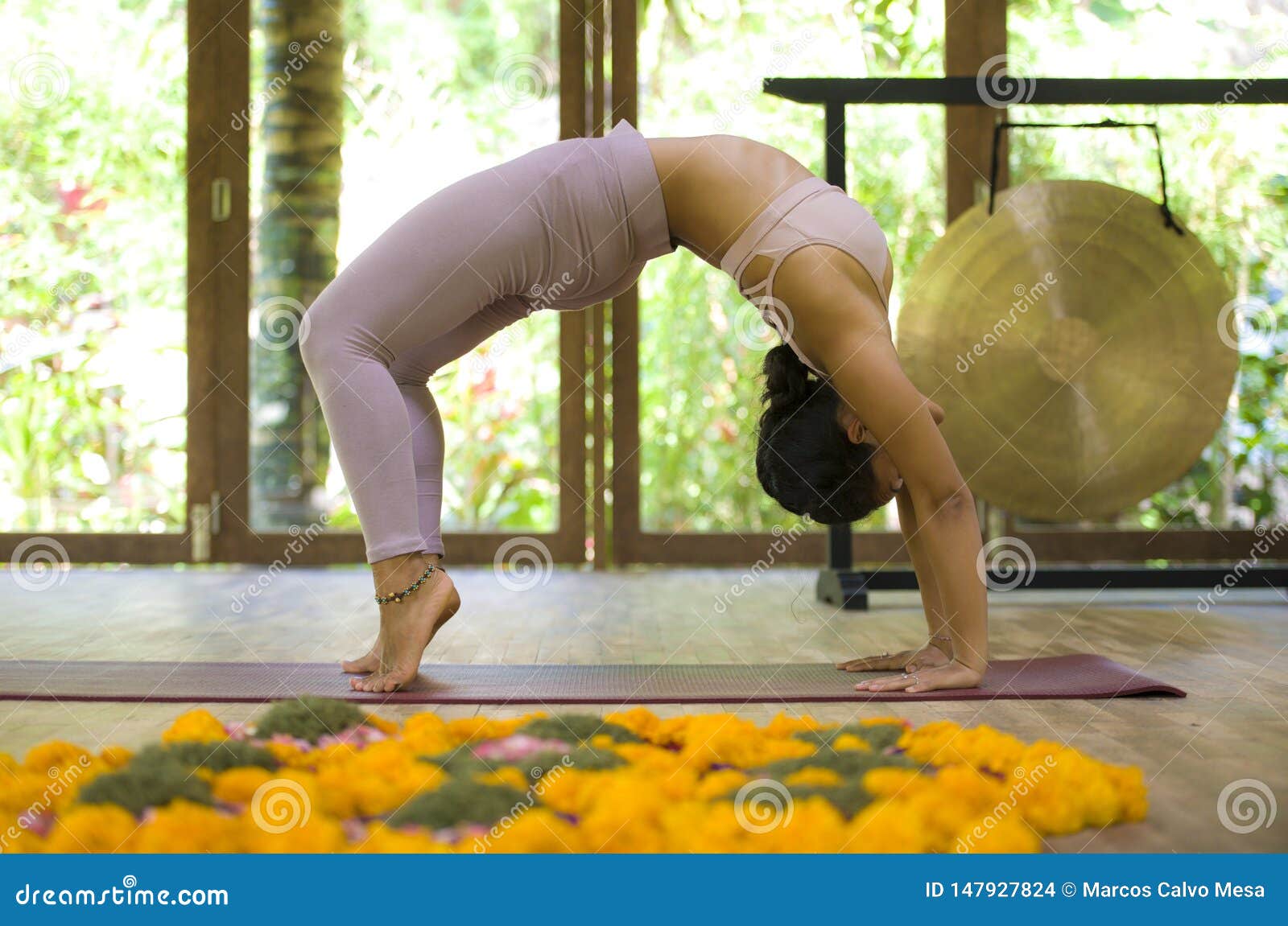 Ejercicio Practicante Joven De La Yoga Del Acro De La Mujer Indonesia Asi Tica Atractiva Y Sana