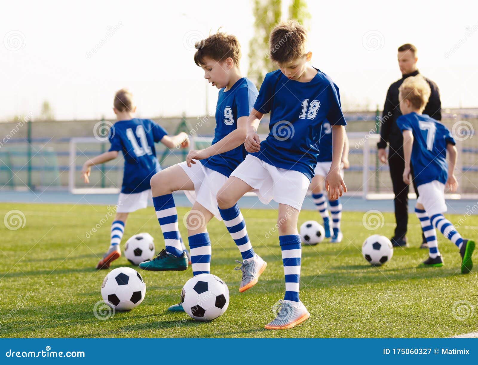 Ejercicios De Entrenamiento De Fútbol Para Niños. Niños Entrenando Con  Bolas En El Campo De Fútbol De Verano Imagen de archivo - Imagen de campo,  paso: 175060327