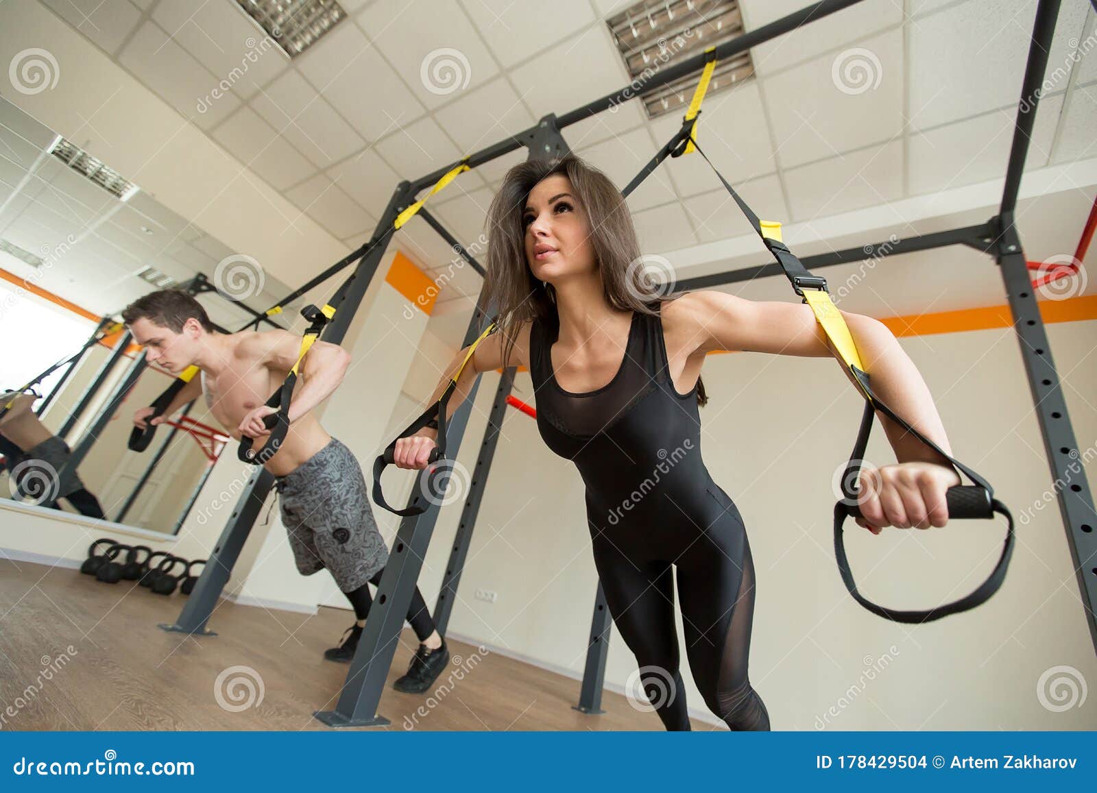 Ejercicios De Entrenamiento De Mujeres Jóvenes Y Hombres Empujadores Con  Correas De Fitness Trx En El Concepto De Gimnasio Entrena Foto de archivo -  Imagen de persona, lifestyle: 178429504