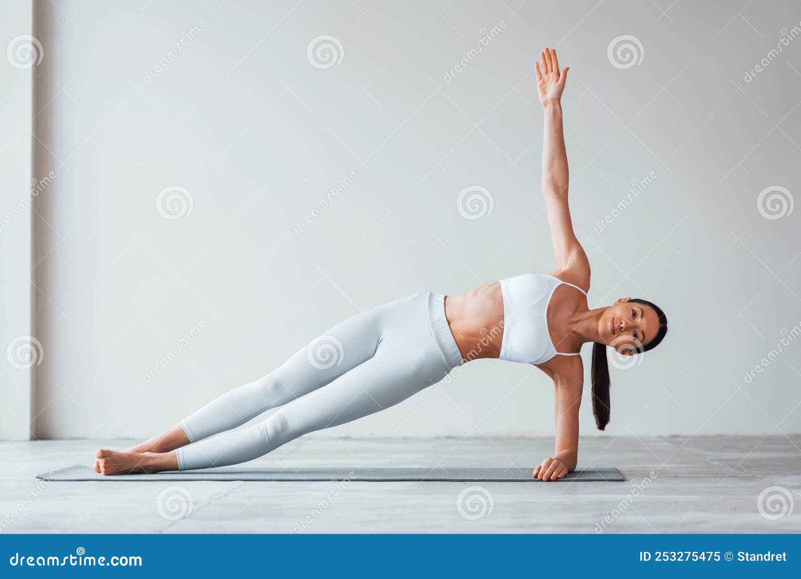 Ejercicios De Yoga. Mujer Con Tipo De Cuerpo Delgado Deportivo En Ropa  Interior Que Está En El Estudio Imagen de archivo - Imagen de europeo,  delgado: 253275475