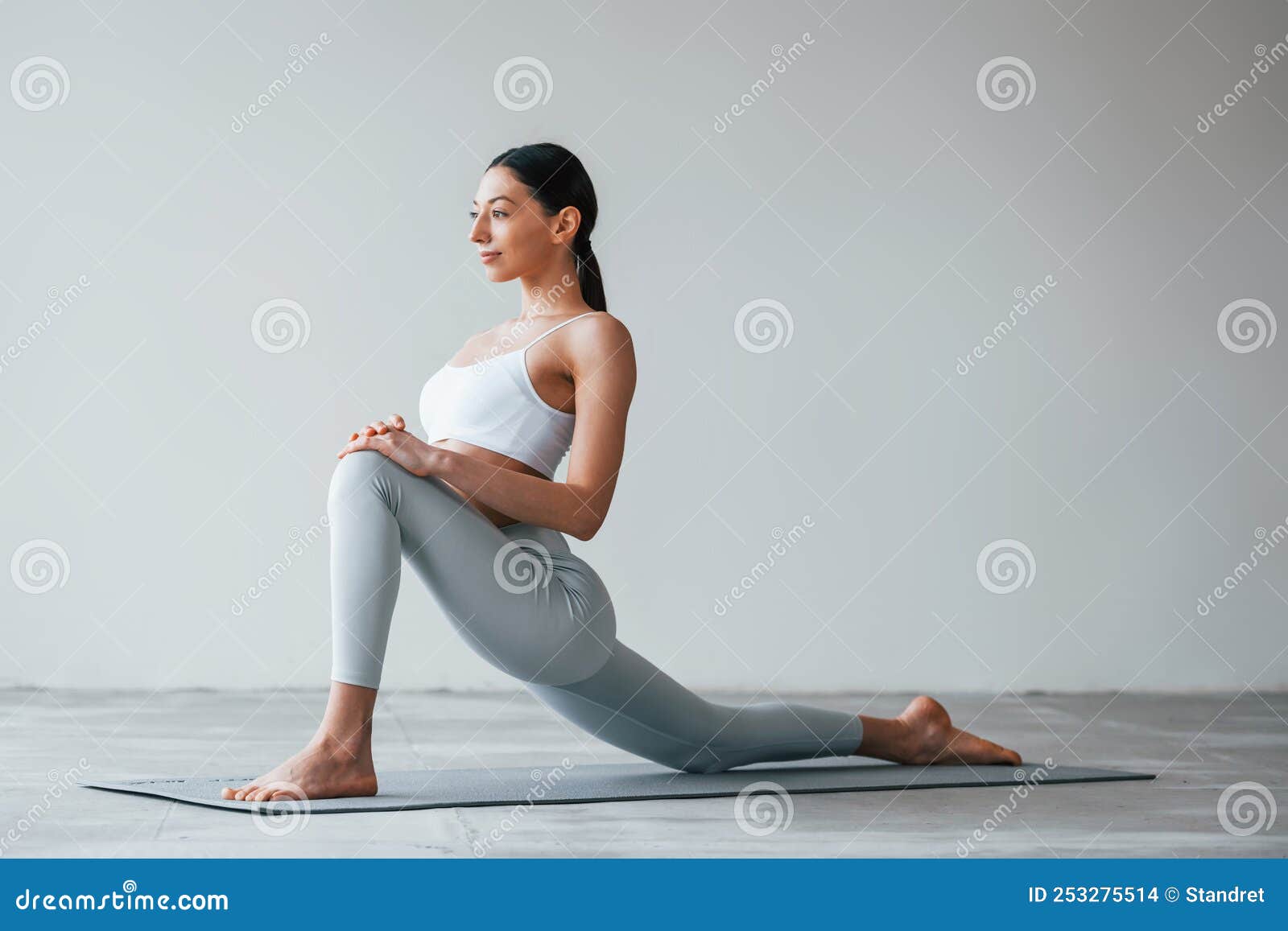 Ejercicios De Yoga. Mujer Con Tipo De Cuerpo Delgado Deportivo En Ropa  Interior Que Está En El Estudio Foto de archivo - Imagen de atractivo,  dieta: 253275514