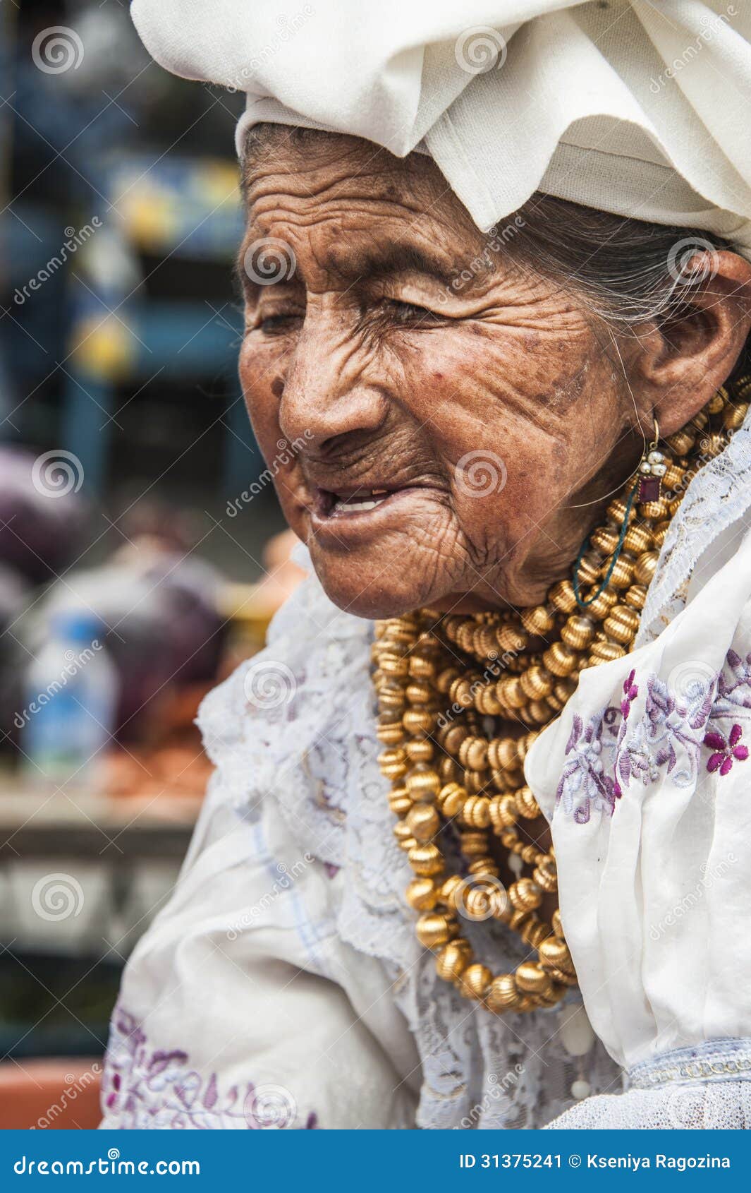 Ekwador Otavalo Indiańska kobieta w obywatelu odziewa. Otavalo Ekwador, Sierpień, - 4, 2012: Ekwadorskie Indiańskie etniczne kobiety w obywatelu odziewają buble produkty jego tkactwo na dniach powszednich na rynku w Otavalo, jak zwykle