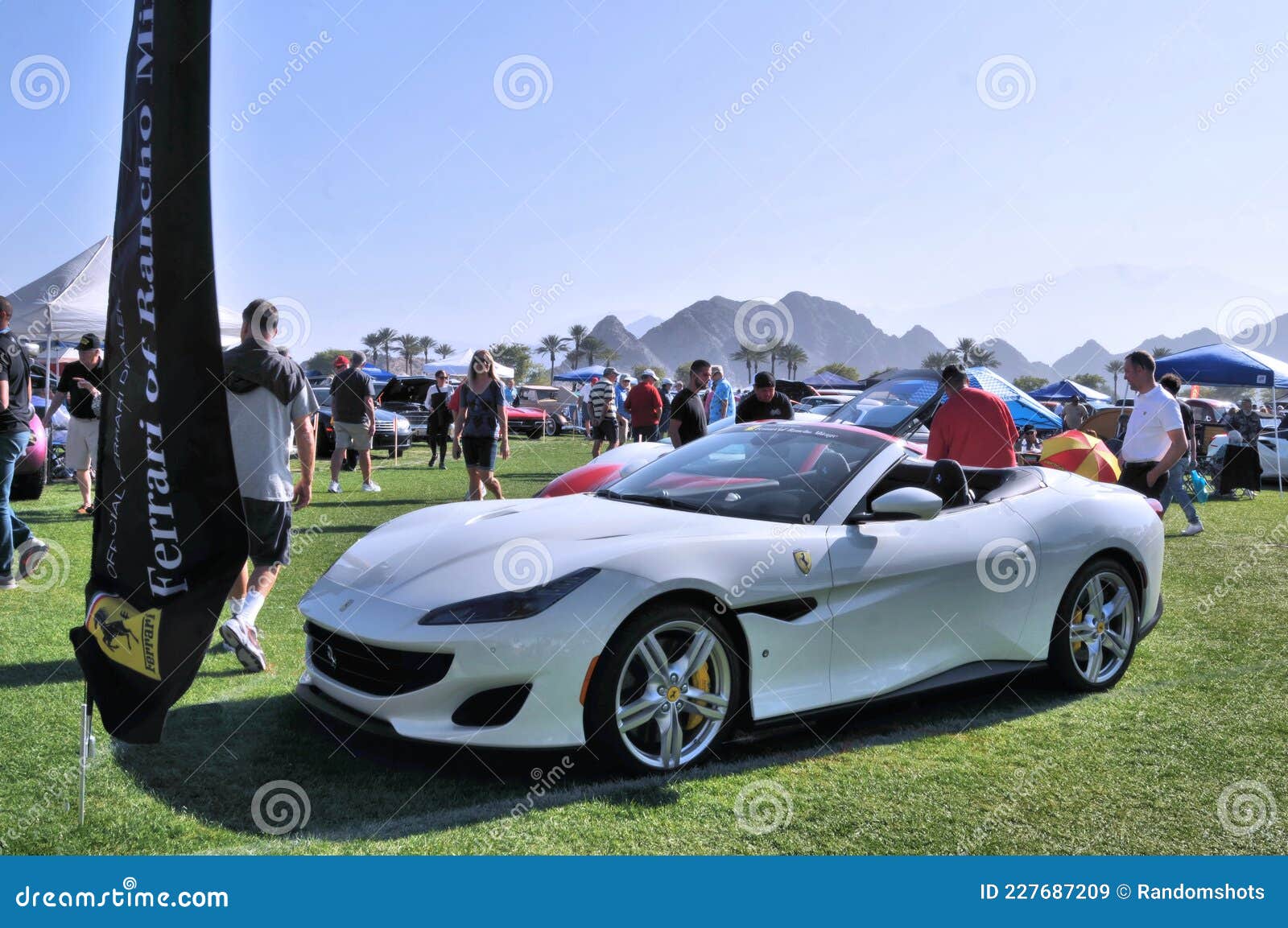 El último Modelo De Ferrari Mostrado En Dr. Espectáculo De Coches De George  Imagen de archivo editorial - Imagen de impresionante, coche: 227687209