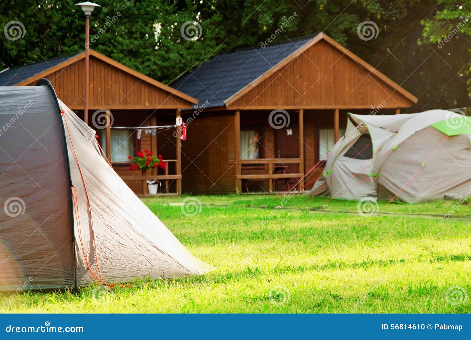 El Acampar Turístico De La Casa De La Tienda Foto de archivo - Imagen de  turista, afuera: 56814610