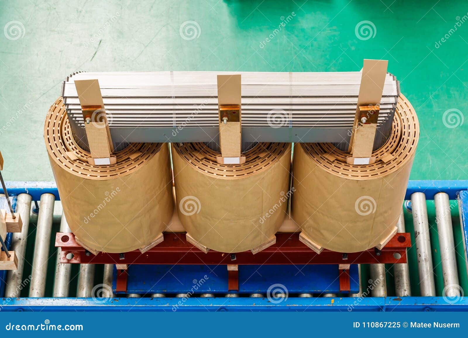 El Active Interno Parte Base Y Bobinas Del Transformador Imagen de - Imagen aislante, papel: 110867225