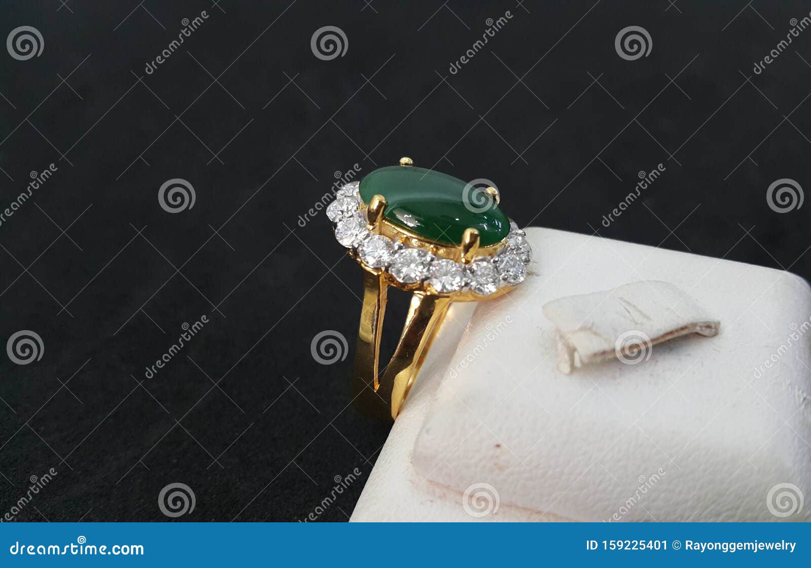 El Anillo Jade Y El Oro Real Con Diamante Es Hermoso Y Perfecto Foto editorial - Imagen de gemela, 159225401