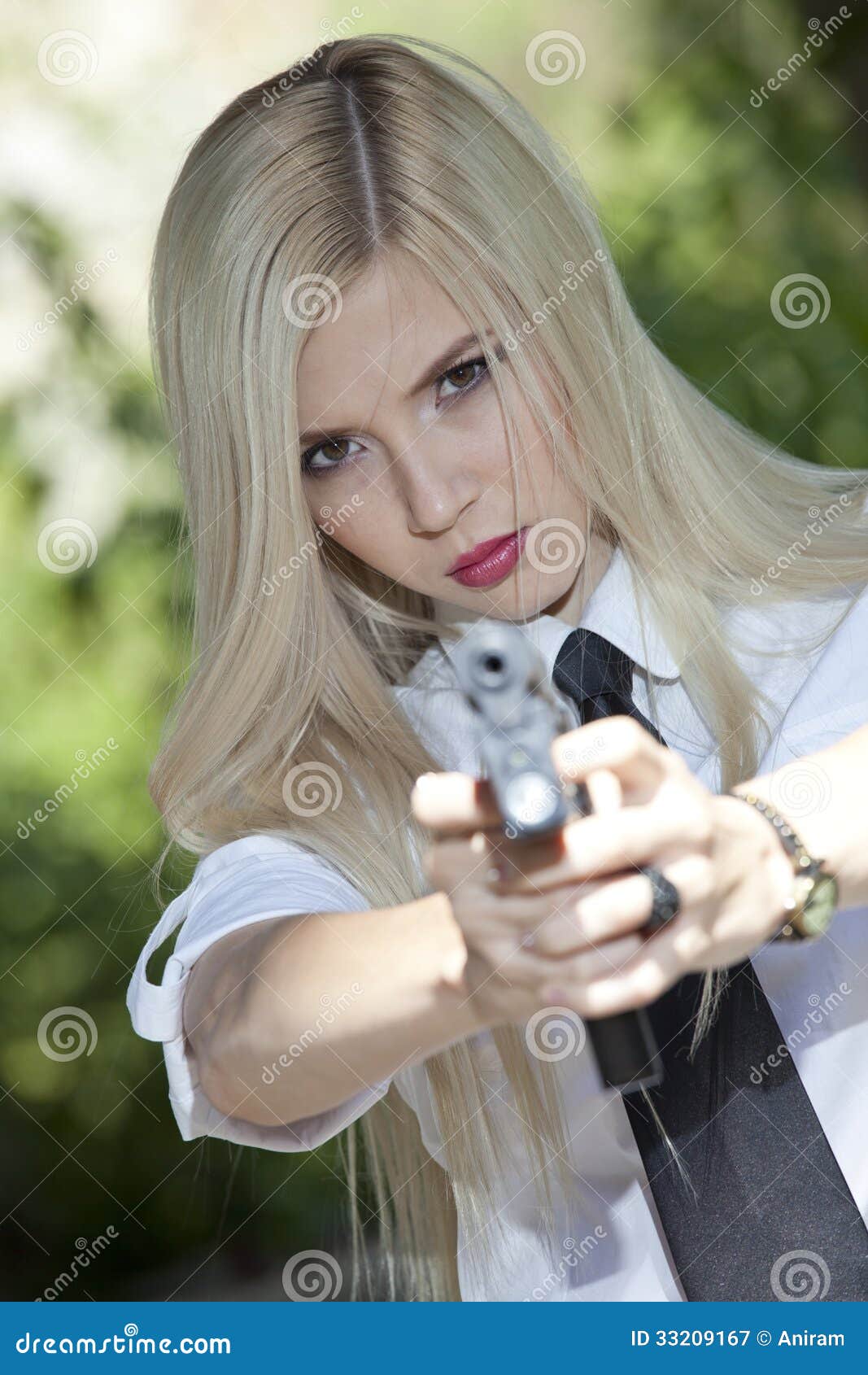 El apuntar con el arma imagen