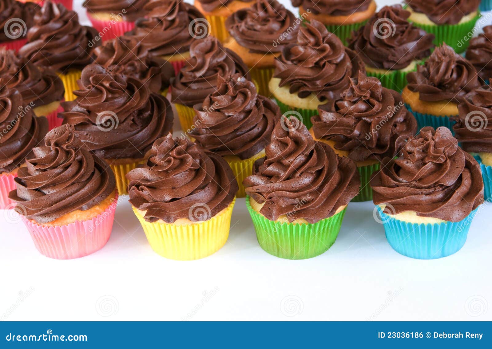 Arcoíris De Cupcakes Con Glaseado De Chocolate Foto de archivo - Imagen de  retrasado, rosa: 23036186, image size:1600x1133