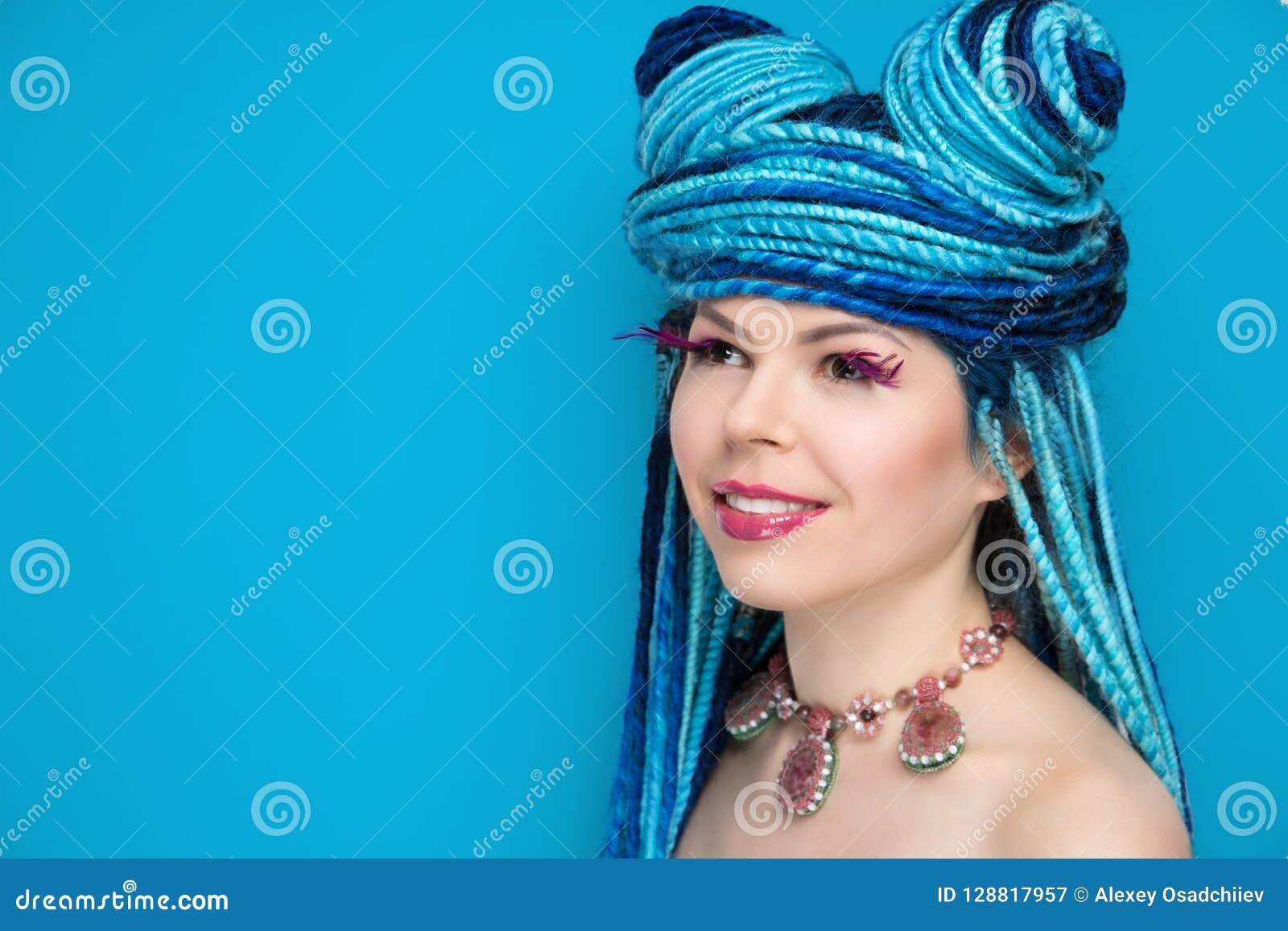 El Arte De La Mujer Compone Con Las Plumas Imagen de archivo Imagen