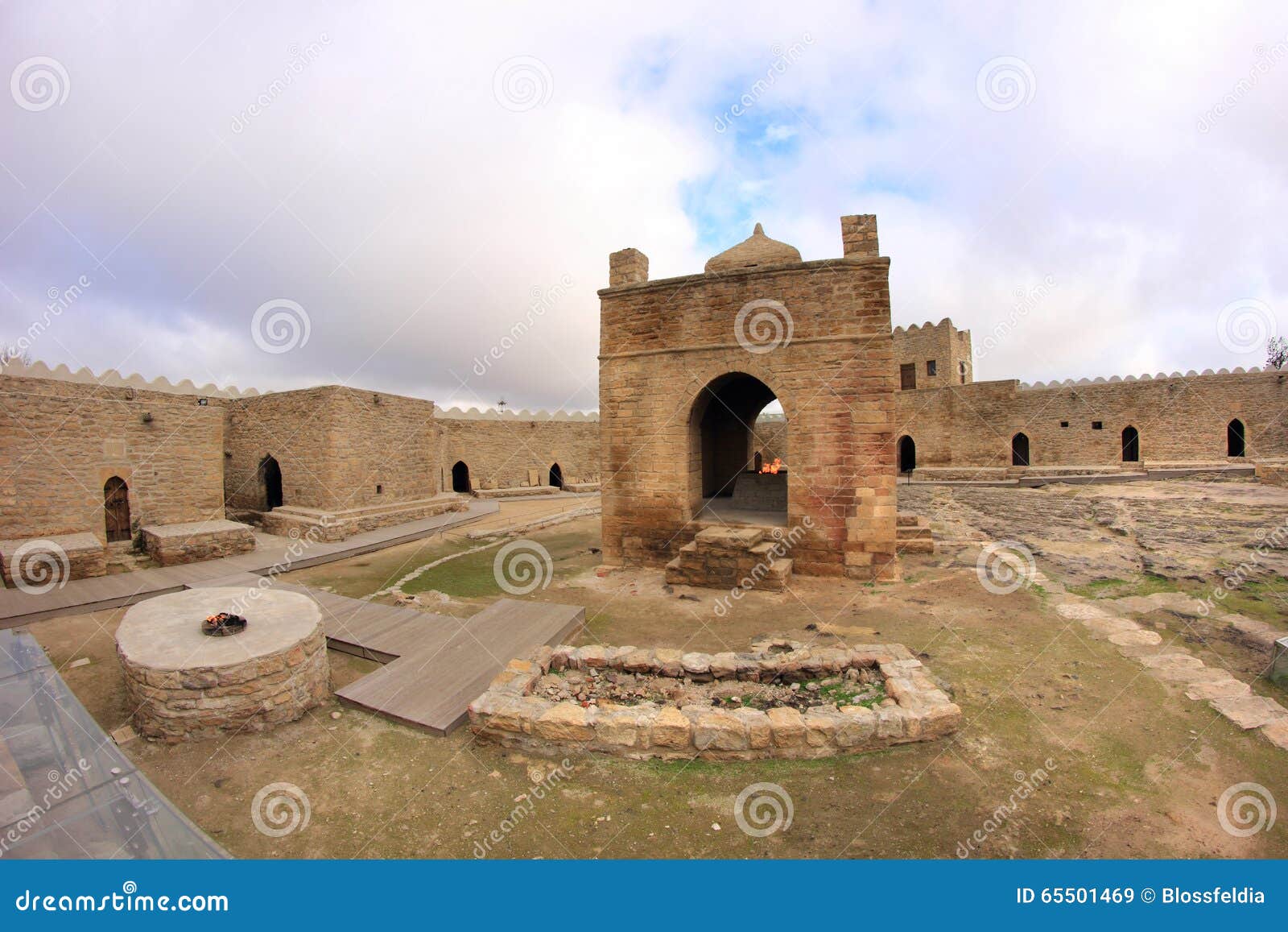 El Ateshgah en Azerbaijan. El Ateshgah es a castillo-como el templo religioso en Surakhani, un suburbio en Baku, Azerbaijan De acuerdo con las inscripciones persas e indias, el templo fue utilizado como lugar hindú y del Zoroastrian de la adoración de fuego El complejo pentagonal, que tiene un patio rodeó por las células para los monjes y un tetrapillar-altar en el centro, fue construido durante el 17mo y los siglos XVIII