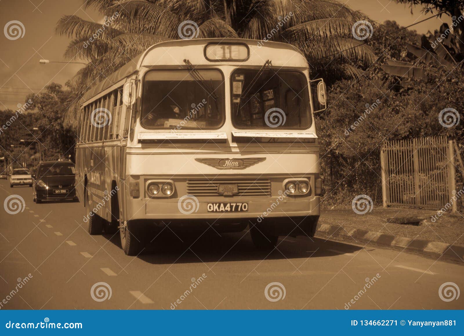 El autobús clásico viejo funciona con servicio regular en la ciudad de Kuching, Malasia. MALASIA, SABAH - NOVIEMBRE DE 2010: Un autobús clásico viejo funciona con servicio regular en la ciudad de Kuching, Malasia El autobús es fabricado por Hino, Japón