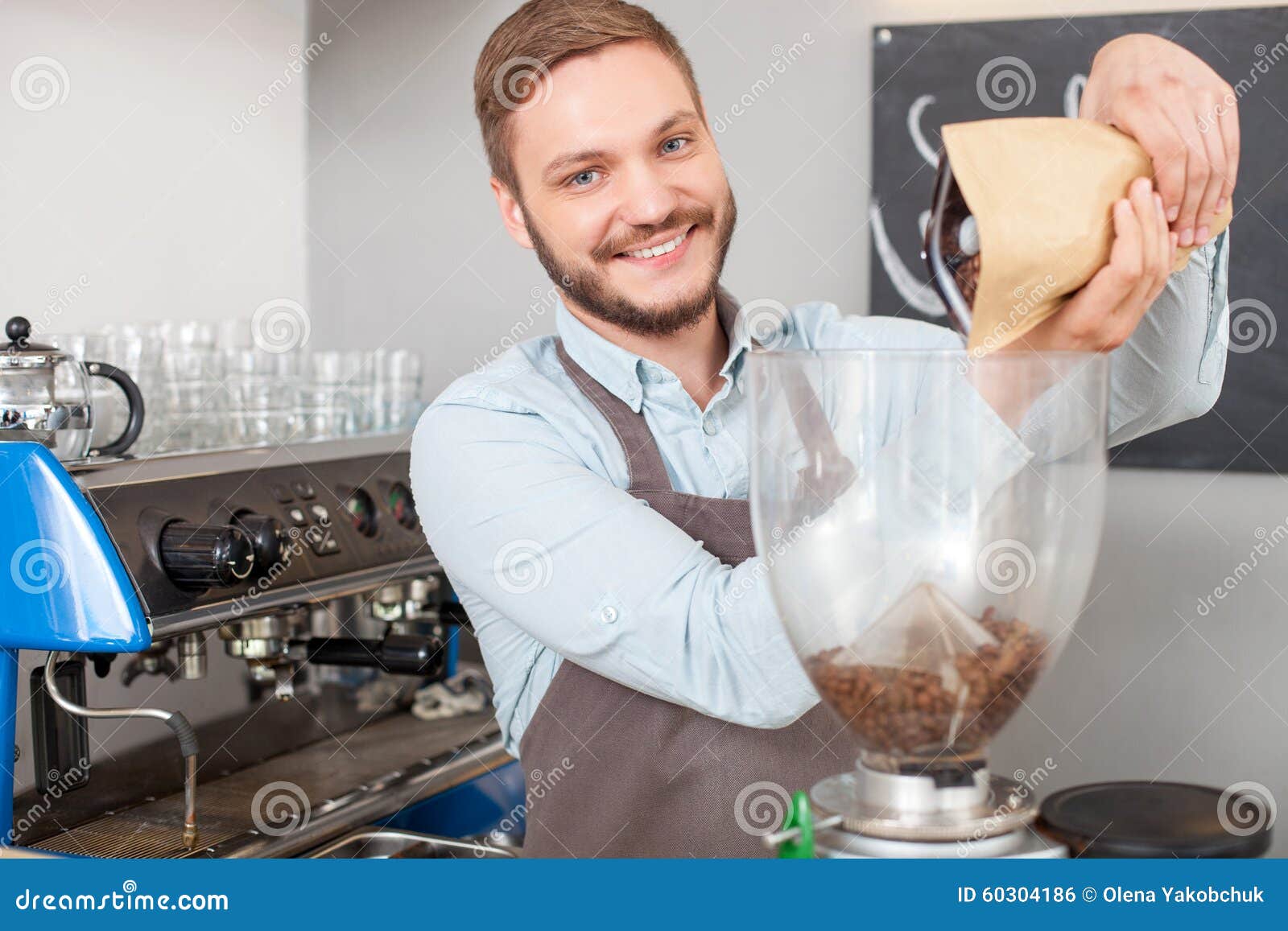 El Barista Joven Hermoso Está Trabajando En Cafetería Foto de archivo -  Imagen de standing, hombre: 60304186