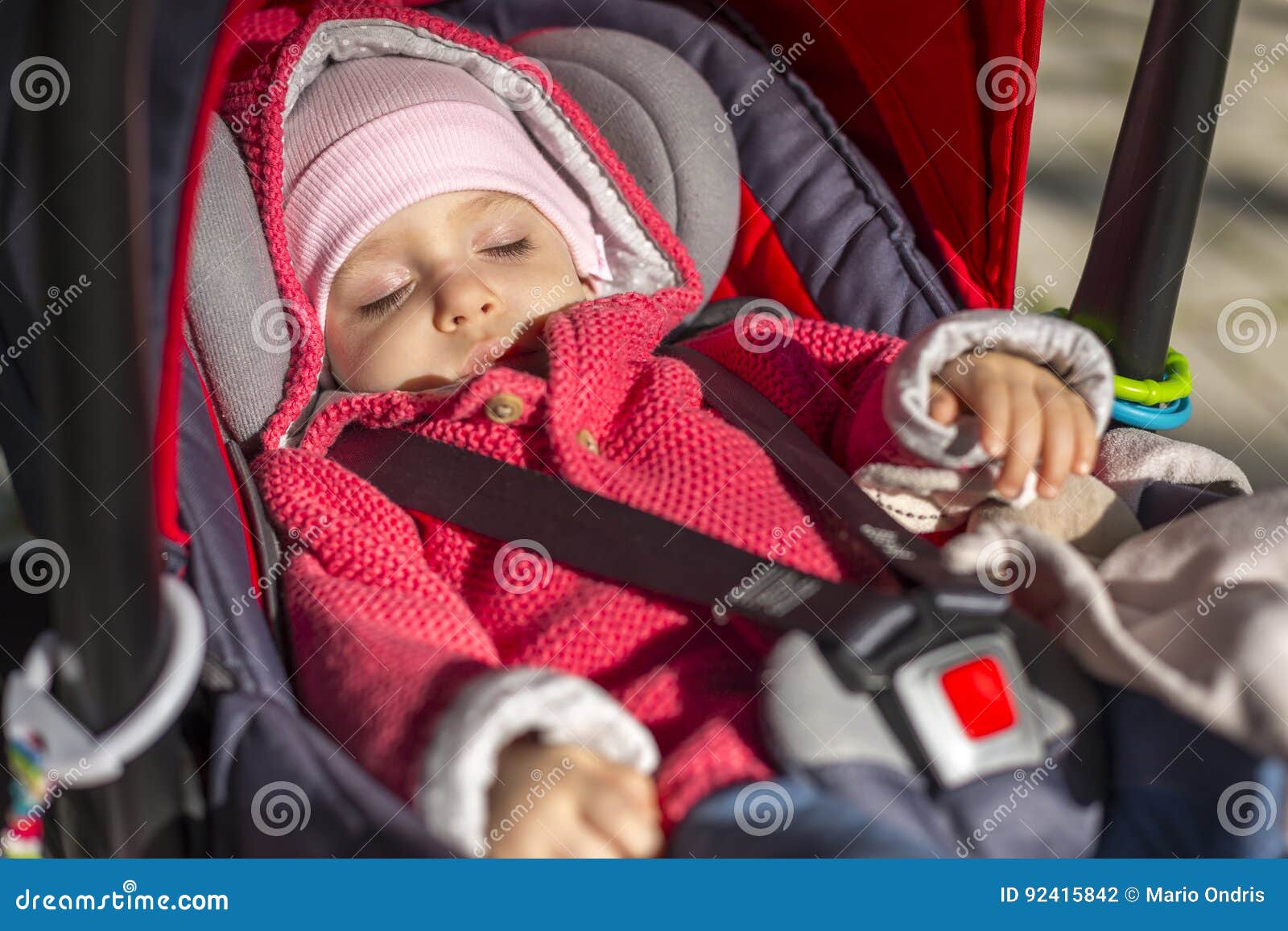 El Bebé De 1 Año Está Durmiendo En Un Asiento De Carro Foto de archivo -  Imagen de europa, narciso: 92415842