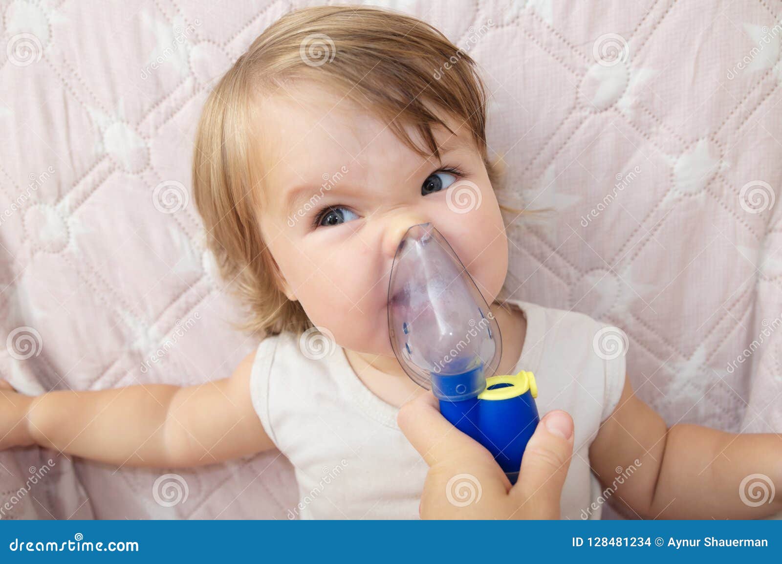 El Bebé Enfermo Y Pone El ` T Quiere Utilizar La Máscara Del Nebulizador  Que Hace La Inhalación, El Procedimiento Respiratorio Po Foto de archivo -  Imagen de basura, salud: 128481234