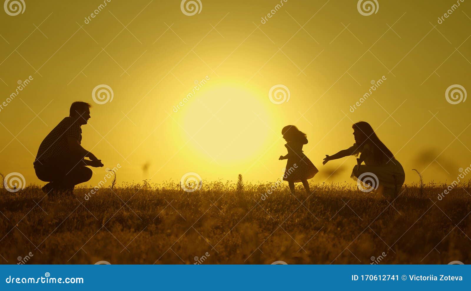 El Bebe Feliz Va De Papa A Mama A Los Padres Se Les Ensena A Caminar A Un Nino Pequeno La Nina Da Sus Primeros Pasos Al Sol Imagen De Archivo