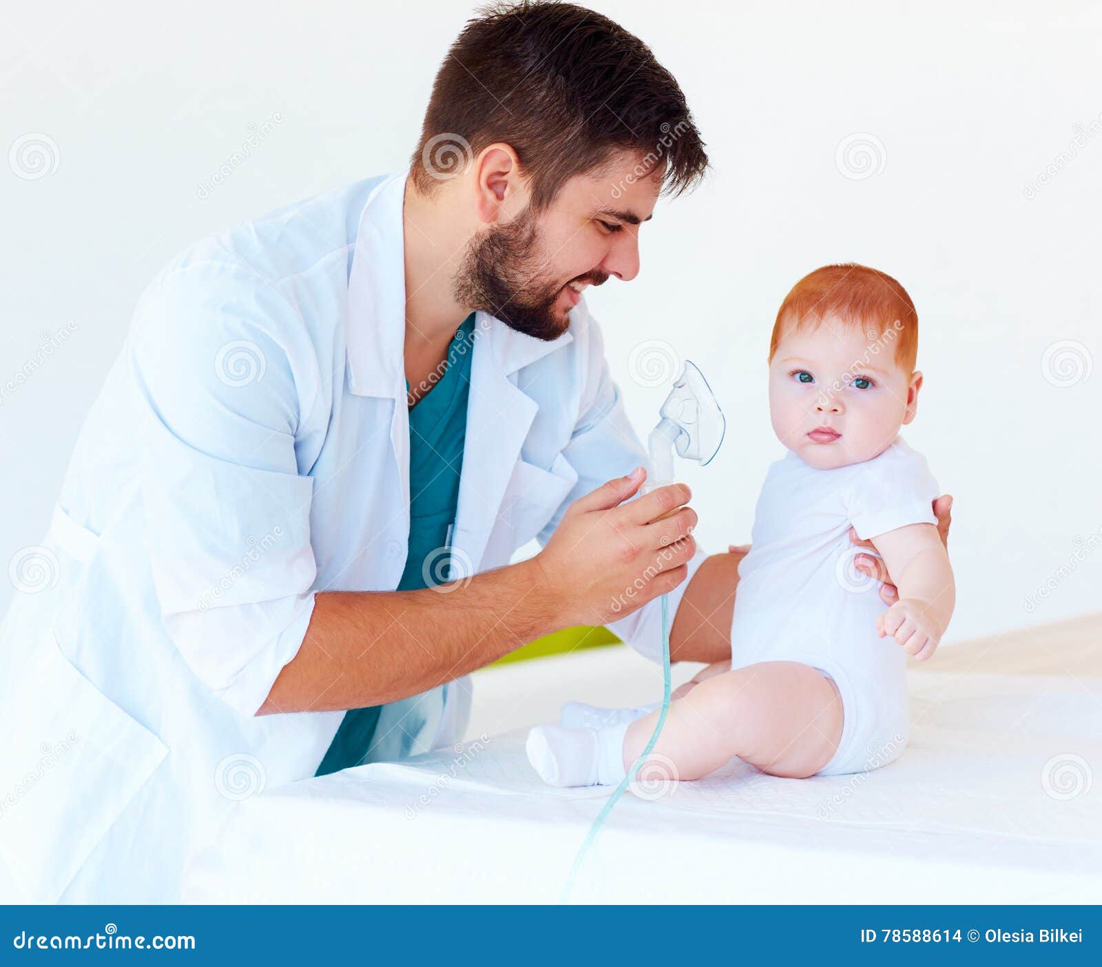 El Bebé Infantil Recibe Un Tratamiento Del Nebulizador a Través De La  Máscara Facial Foto de archivo - Imagen de esputo, interior: 78588614