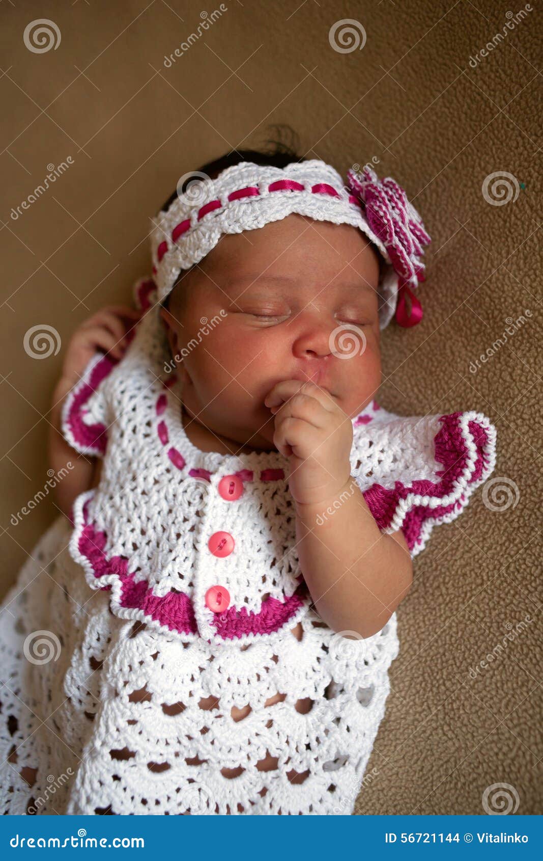 empezar Tratamiento Preferencial alimentar El Bebé Negro Recién Nacido Chupa Su Pulgar Foto de archivo - Imagen de  abajo, americano: 56721144
