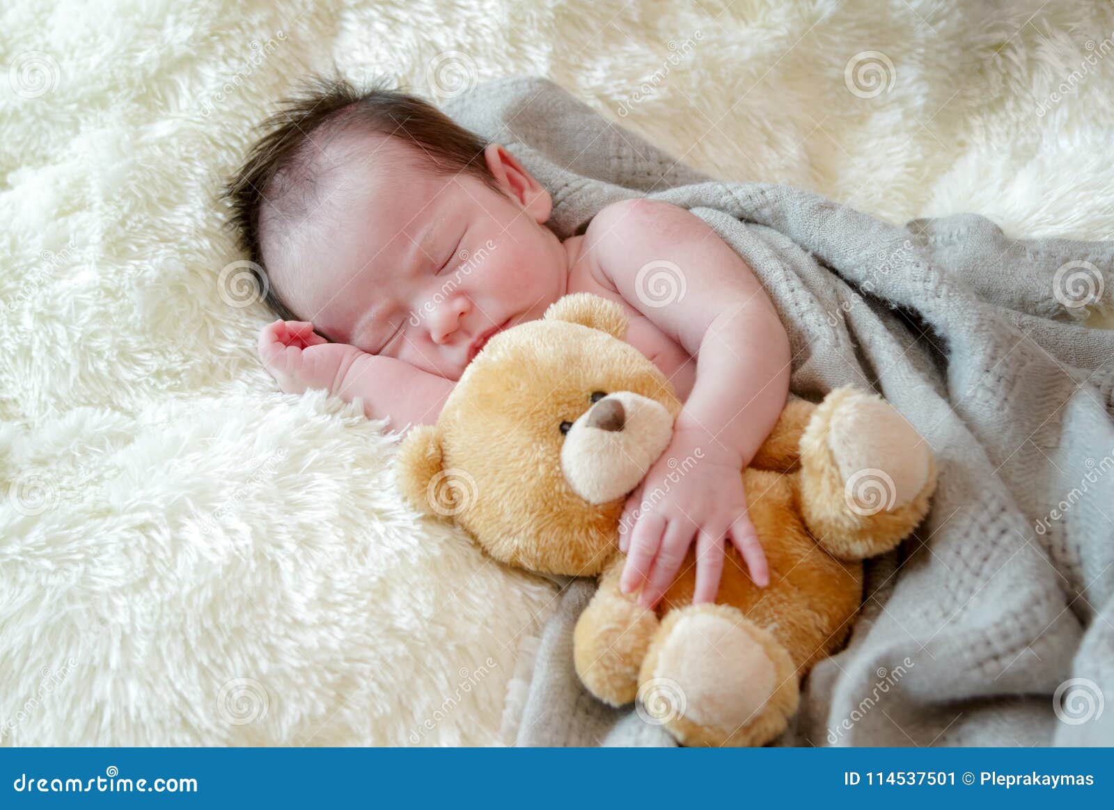 Bebé Recién Nacido Que Duerme Con Un Oso De Peluche Fotos