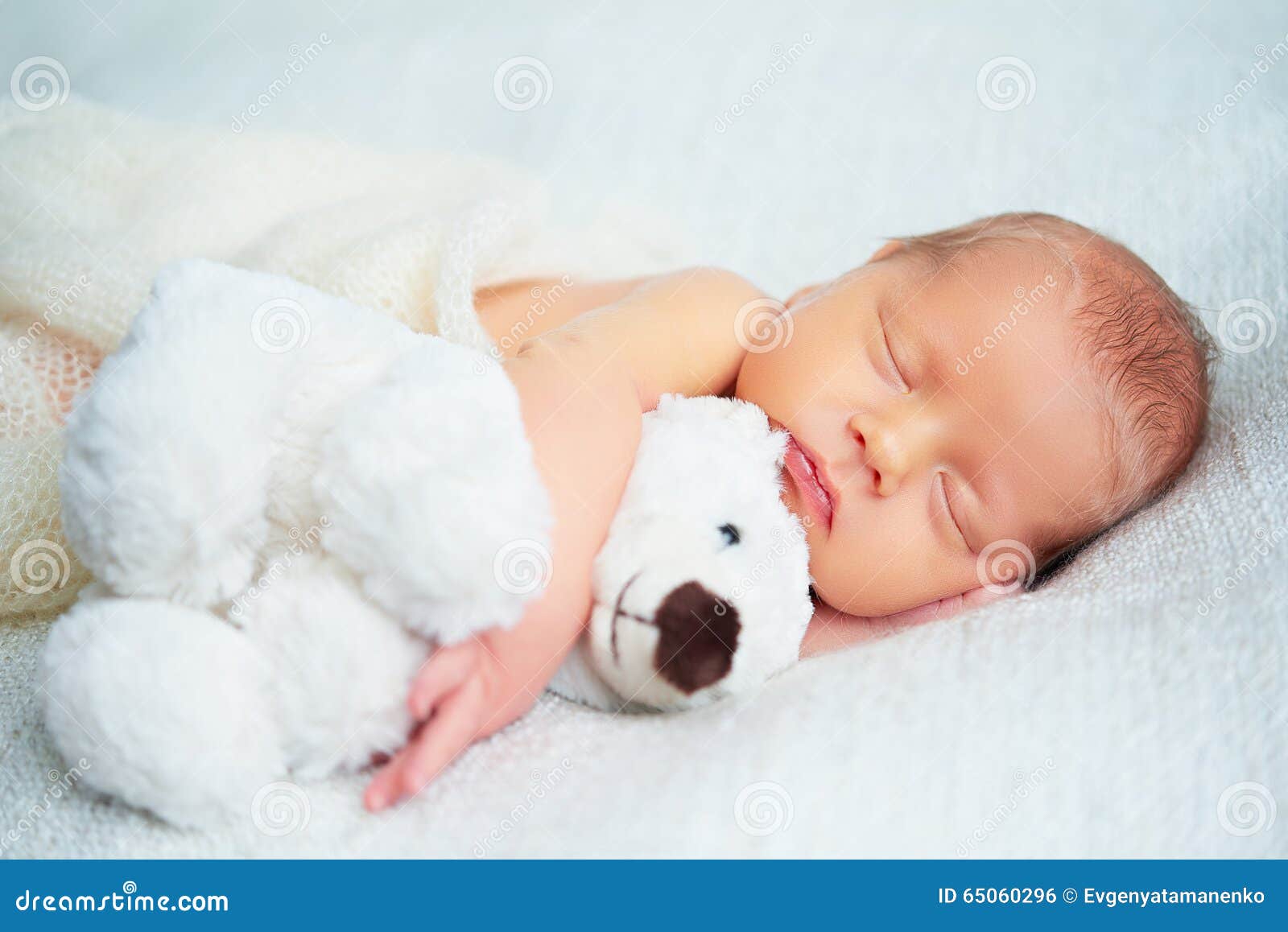 Bebé Recién Nacido Con El Oso De Peluche Imagen de archivo