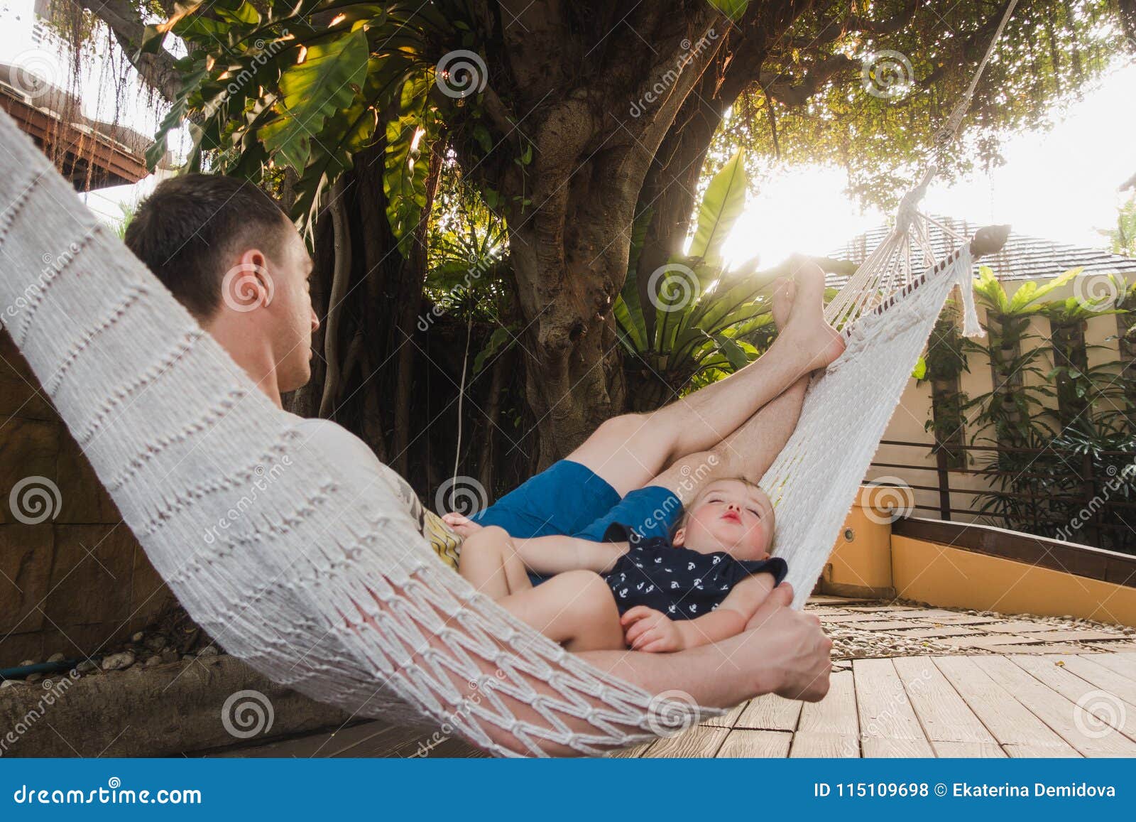Samuel Garantizar Mercurio El Bebé Y El Padre Están Durmiendo En Una Hamaca Foto de archivo - Imagen de abismal, hamaca: 115109698 Samuel Garantizar Mercurio El Bebé Y El Padre Están Durmiendo En Una Hamaca Foto de archivo - Imagen de abismal, hamaca: 115109698