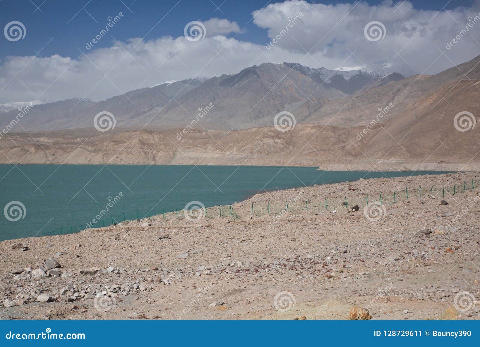 El Blanco Enarena El Lago La Carretera De Karakoram Region De Chinaa S Xinjiang Imagen De Archivo Imagen De Chinaa S Region El Blanco Enarena El Lago La Carretera De Karakoram Region De Chinaa S Xinjiang Imagen De Archivo Imagen De Chinaa S Region