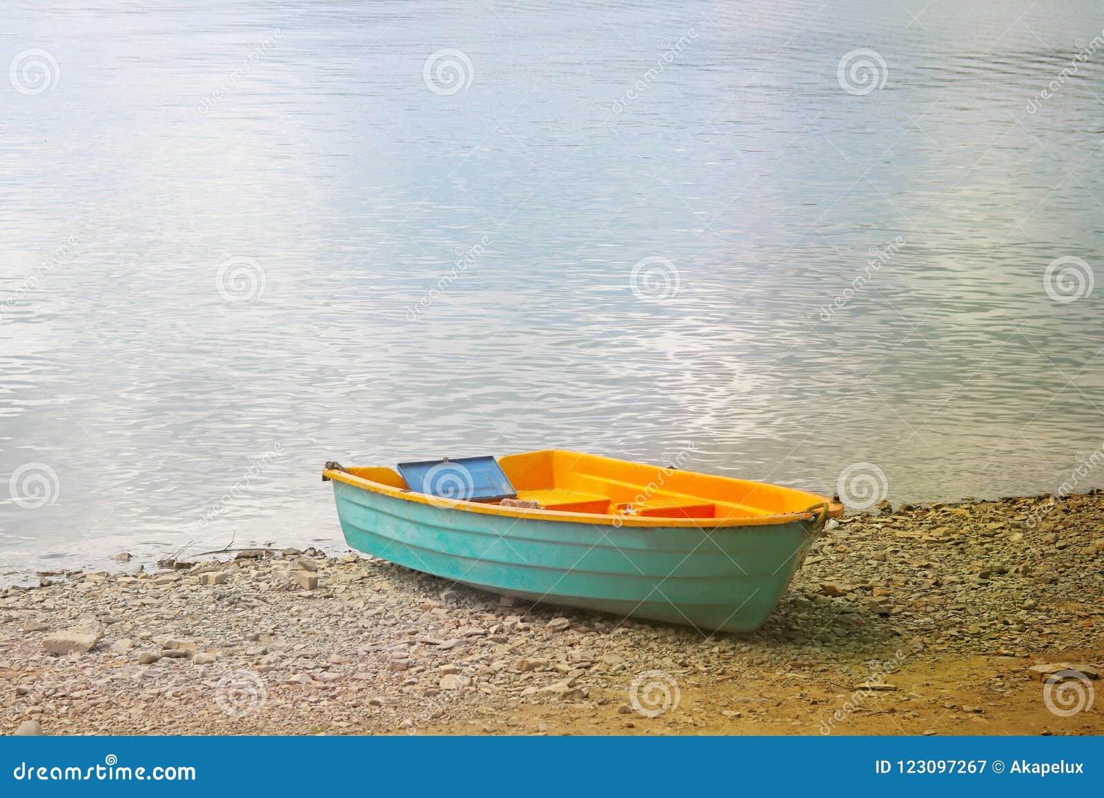 El Bote Pequeño De La Navegación Costera Se Amarra Un Bote Pequeño En La  Orilla Del Lago Resto En El Agua Y La Pesca Bote De Salv Imagen de archivo  - Imagen